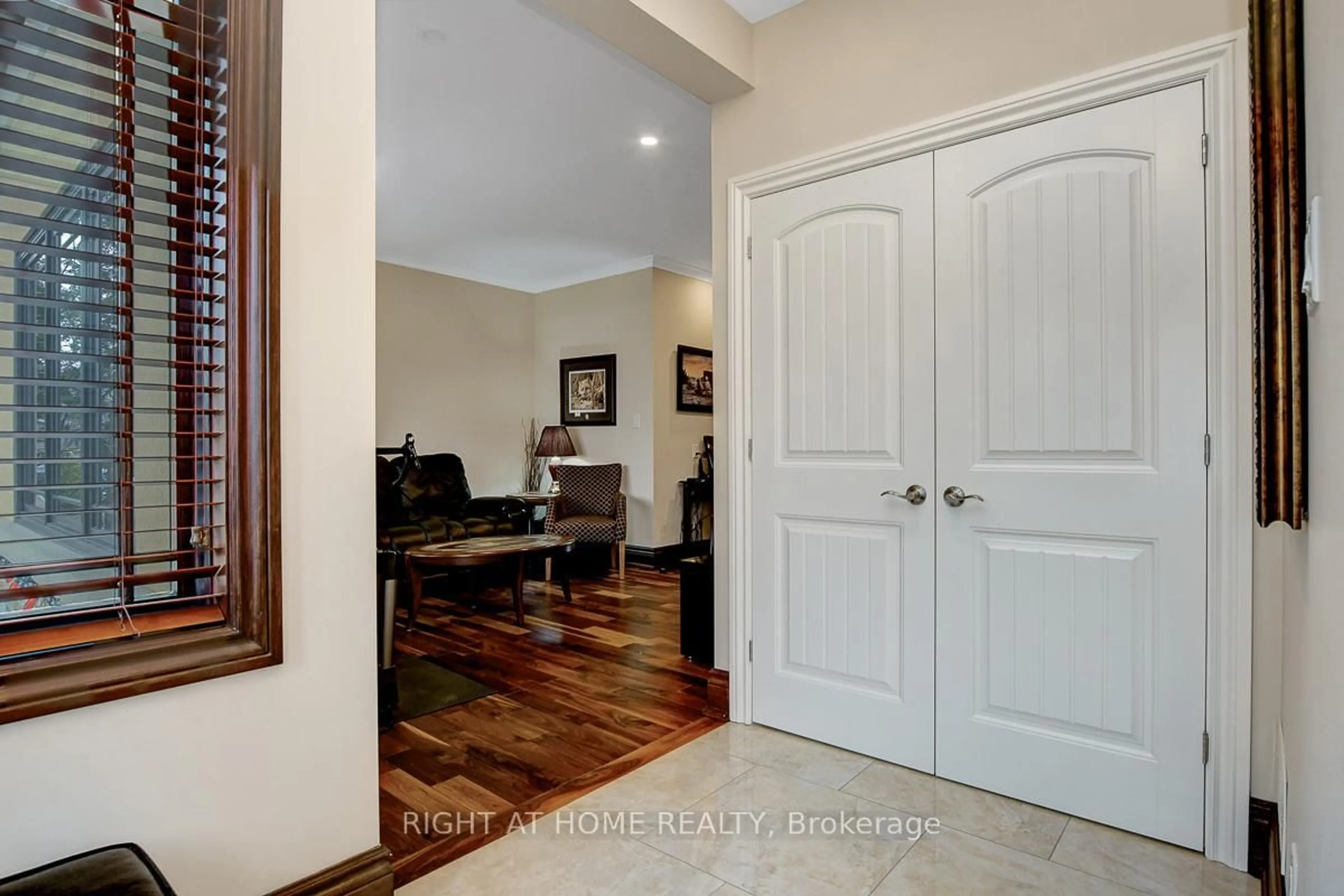 Indoor entryway for 1271 Field St, Ottawa Ontario K2C 2P9