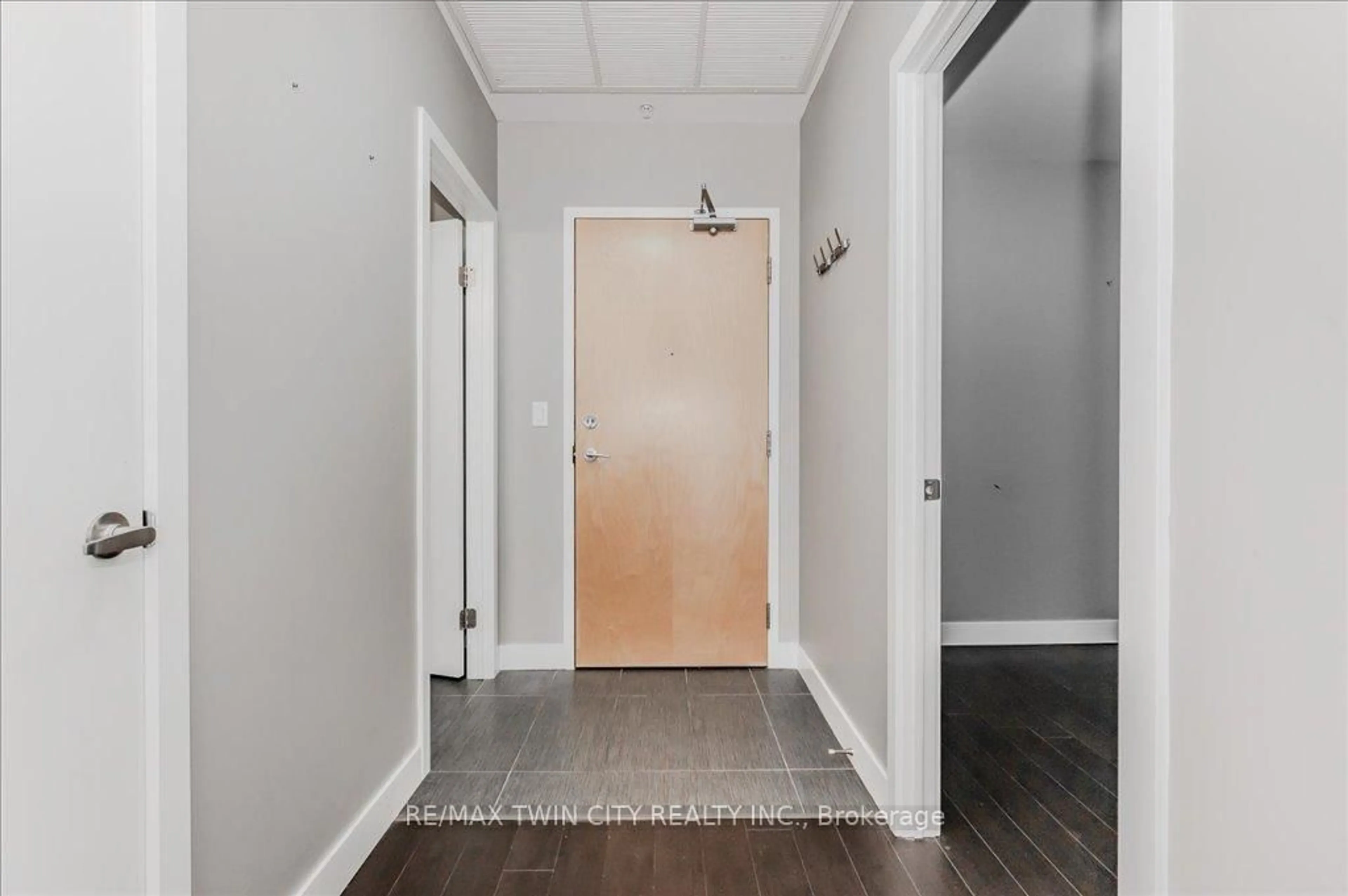 Indoor entryway for 1 Victoria St #1707, Kitchener Ontario N2G 0B5
