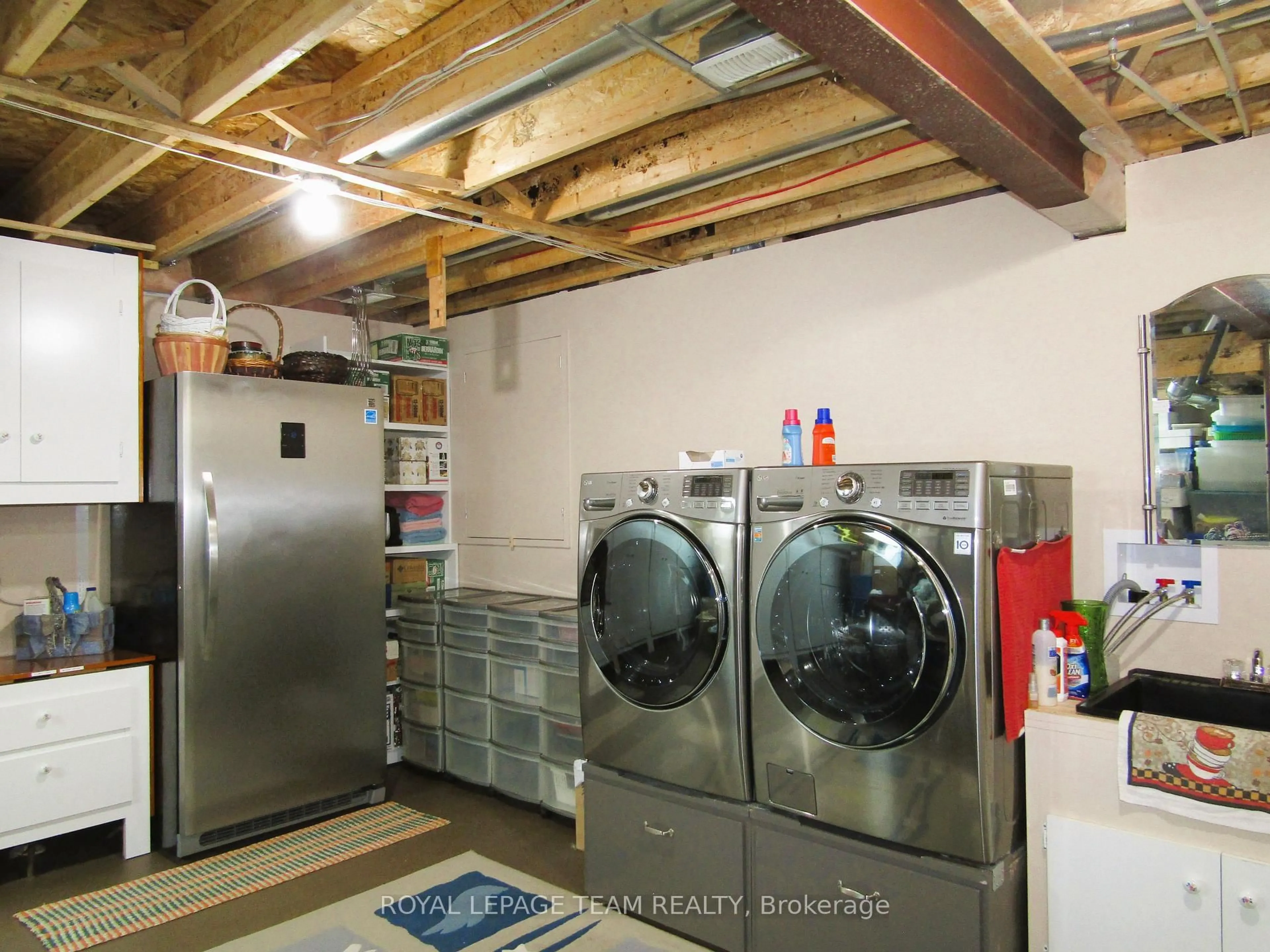 Kitchen with laundary machines, unknown for 176 WINDHURST Dr, Ottawa Ontario K2G 6J4