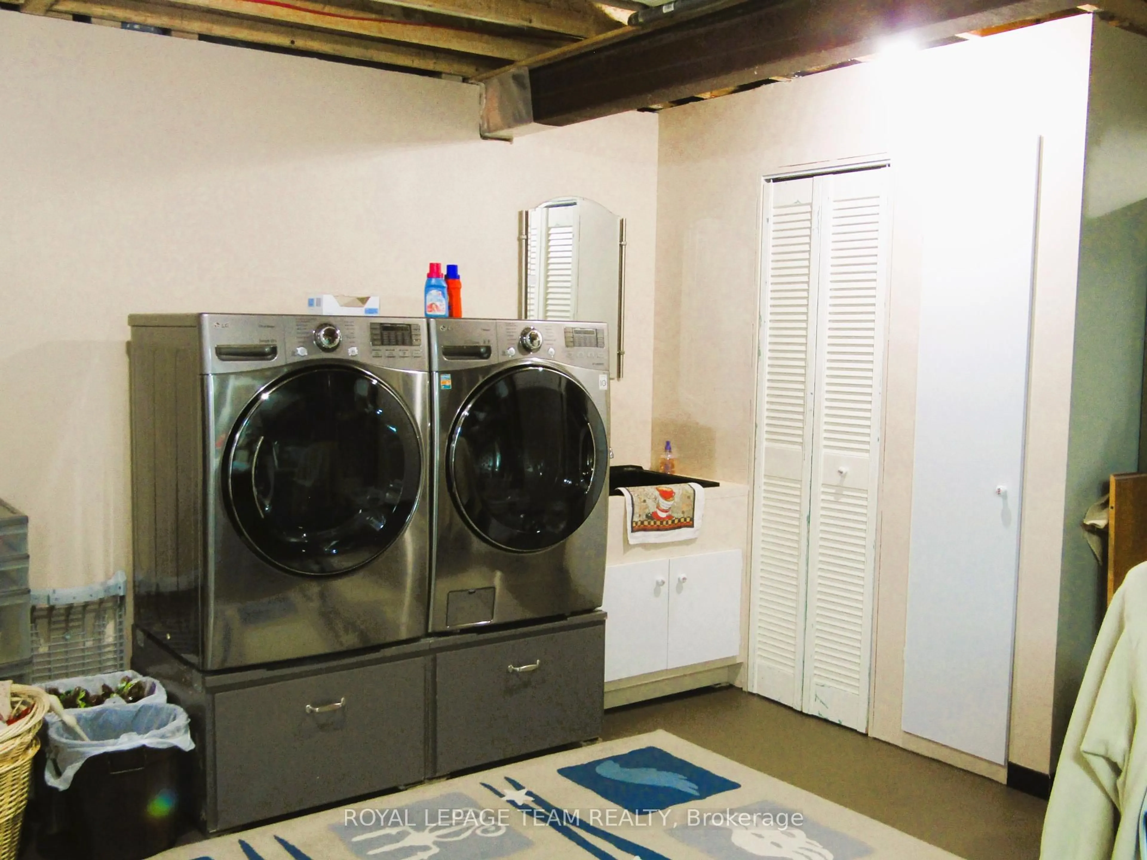 Laundry room for 176 WINDHURST Dr, Ottawa Ontario K2G 6J4