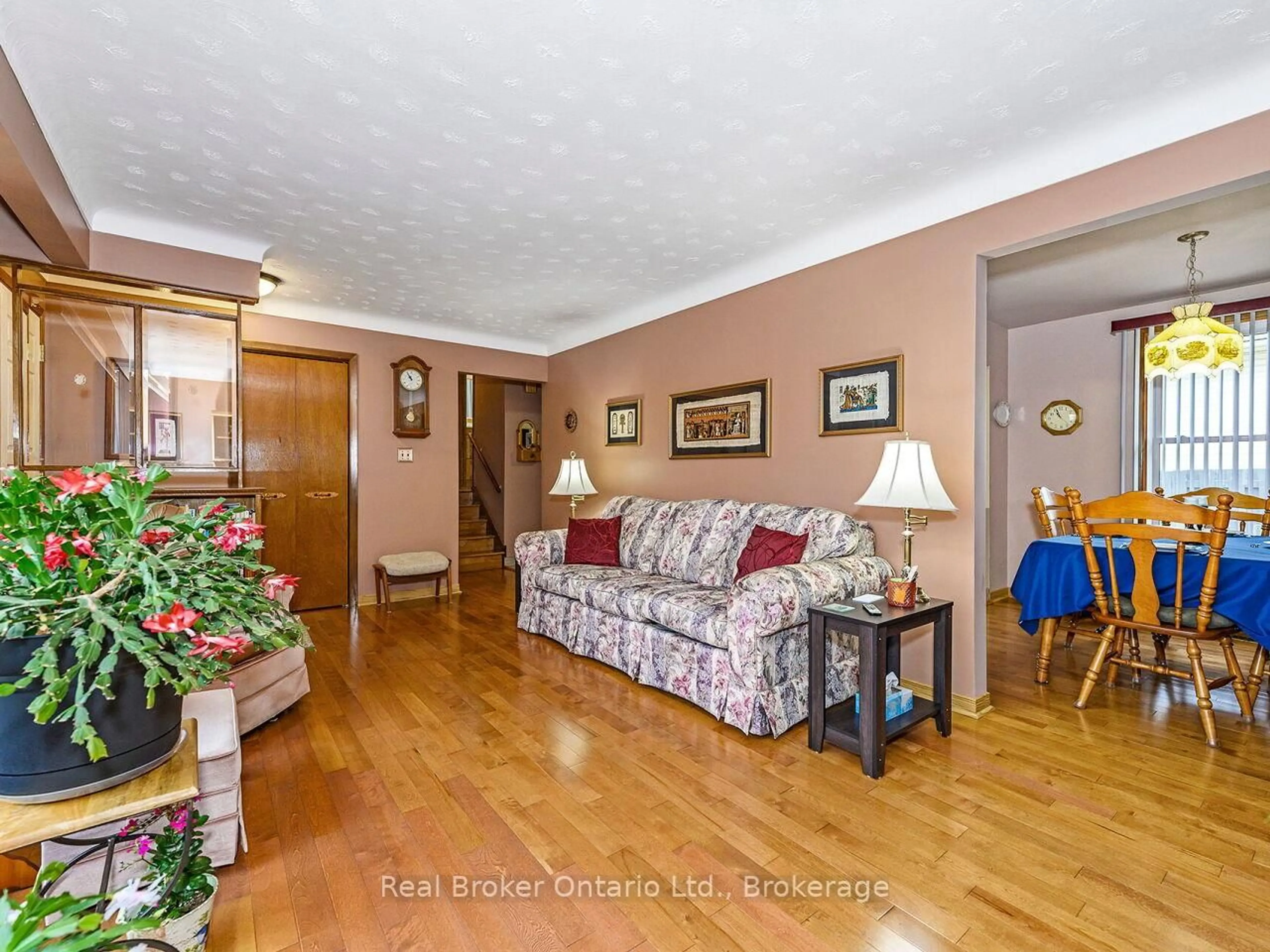 Living room with furniture, wood/laminate floor for 7109 Jill Dr, Niagara Falls Ontario L2G 7C9