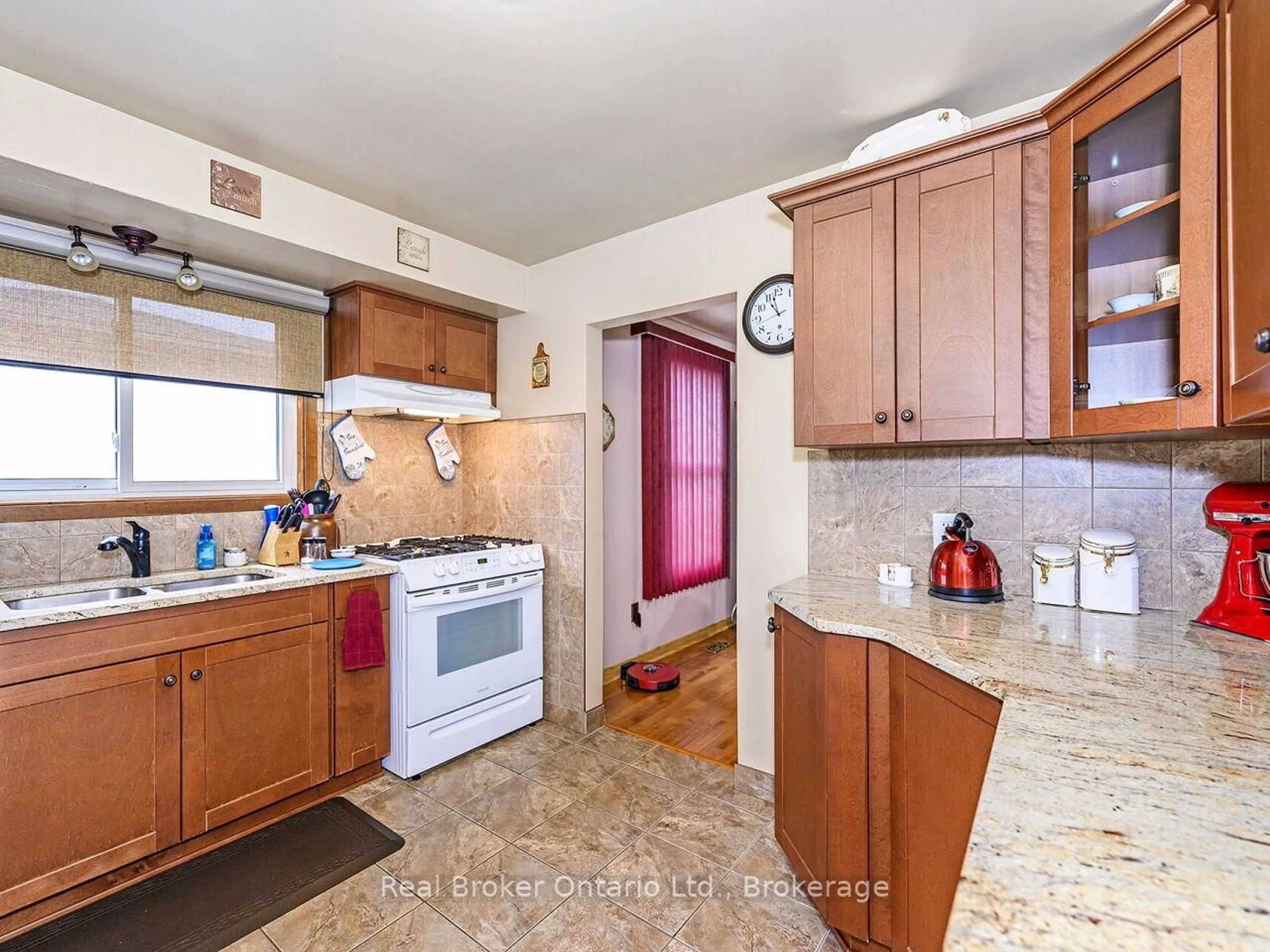 Standard kitchen, ceramic/tile floor for 7109 Jill Dr, Niagara Falls Ontario L2G 7C9