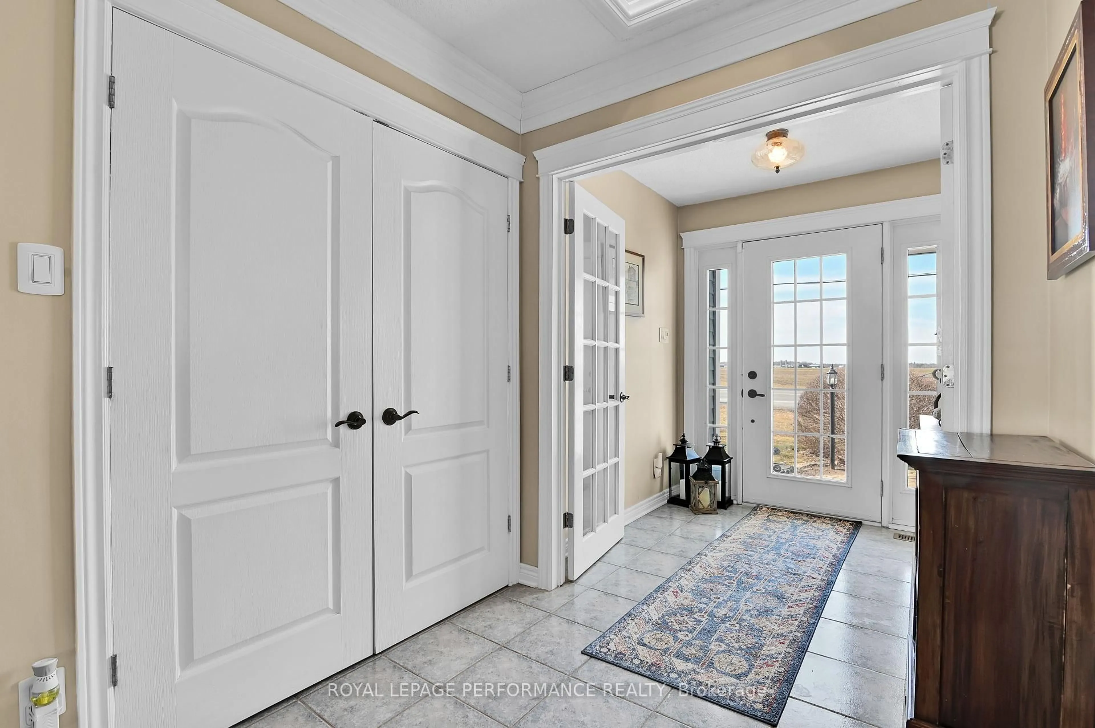 Indoor entryway for 1846 Bay Rd, Champlain Ontario K0B 1K0