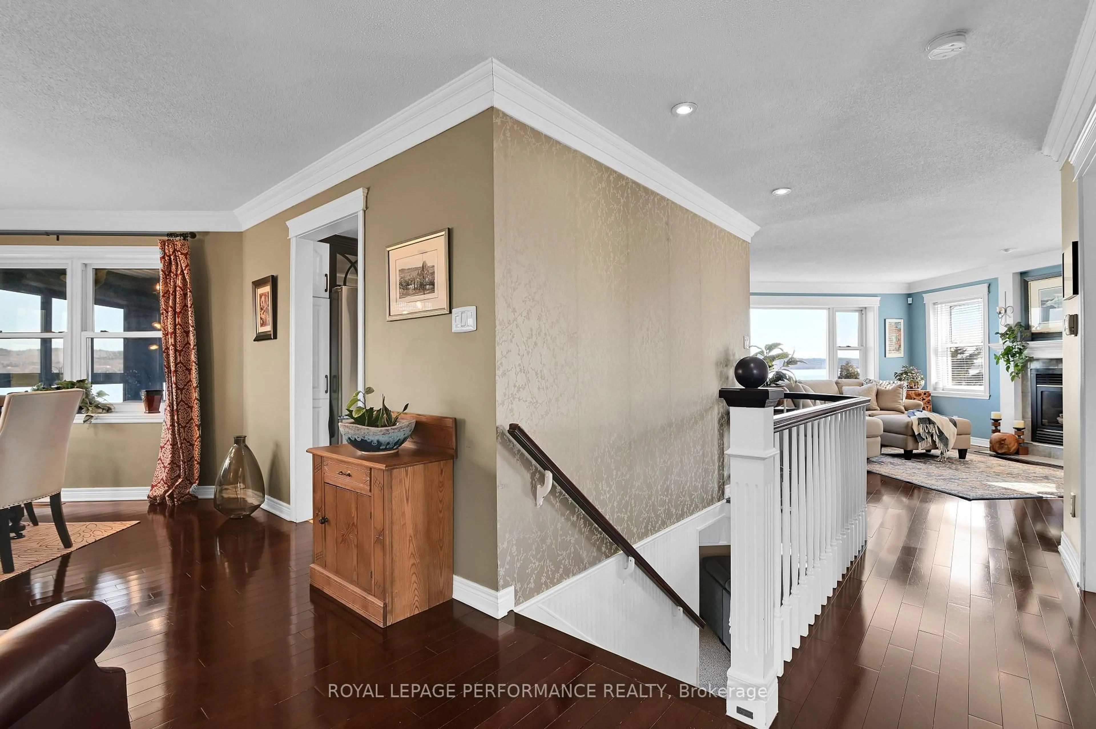 Indoor entryway for 1846 Bay Rd, Champlain Ontario K0B 1K0