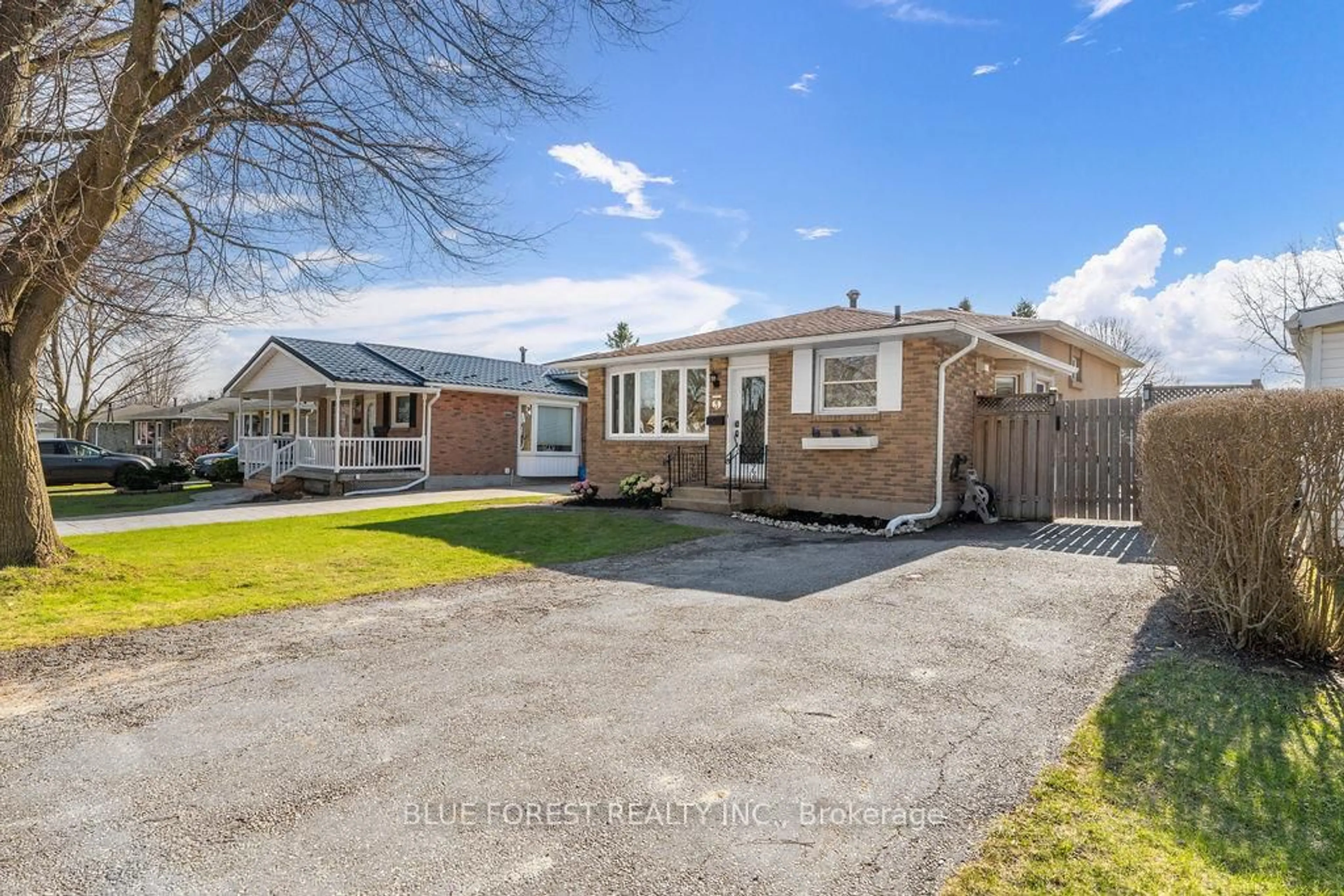 A pic from outside/outdoor area/front of a property/back of a property/a pic from drone, street for 3 Upcott Cres, London South Ontario N6E 1S6