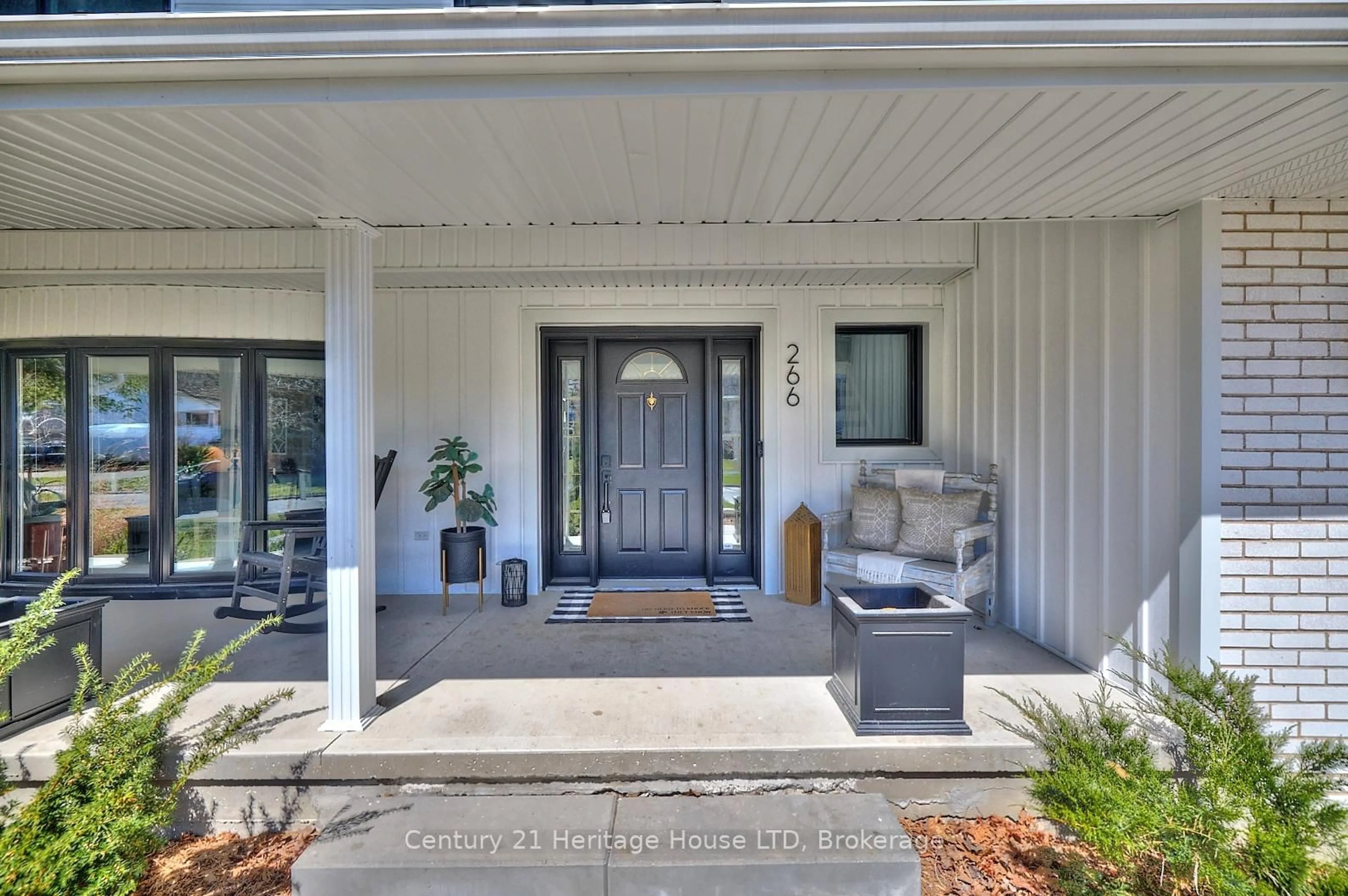 Indoor entryway for 266 Riverview Blvd, St. Catharines Ontario L2T 3N4