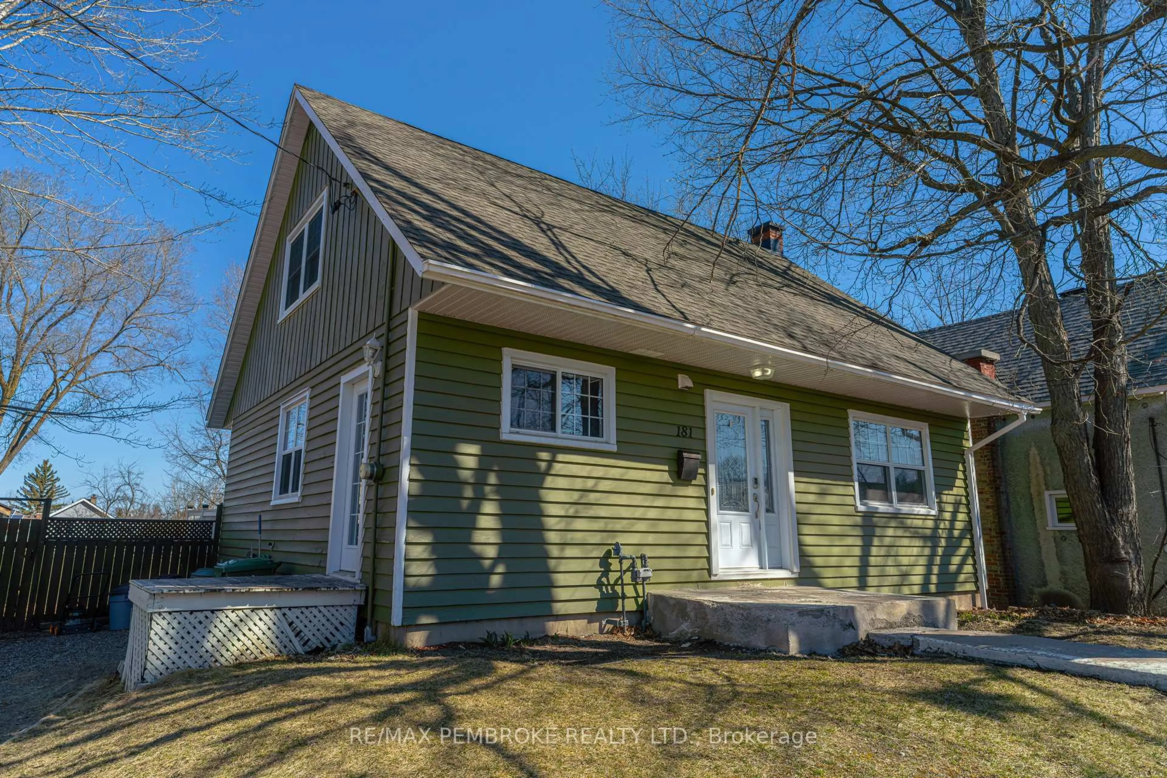 A pic from outside/outdoor area/front of a property/back of a property/a pic from drone, street for 181 HUNTER St, Pembroke Ontario K8A 2N8