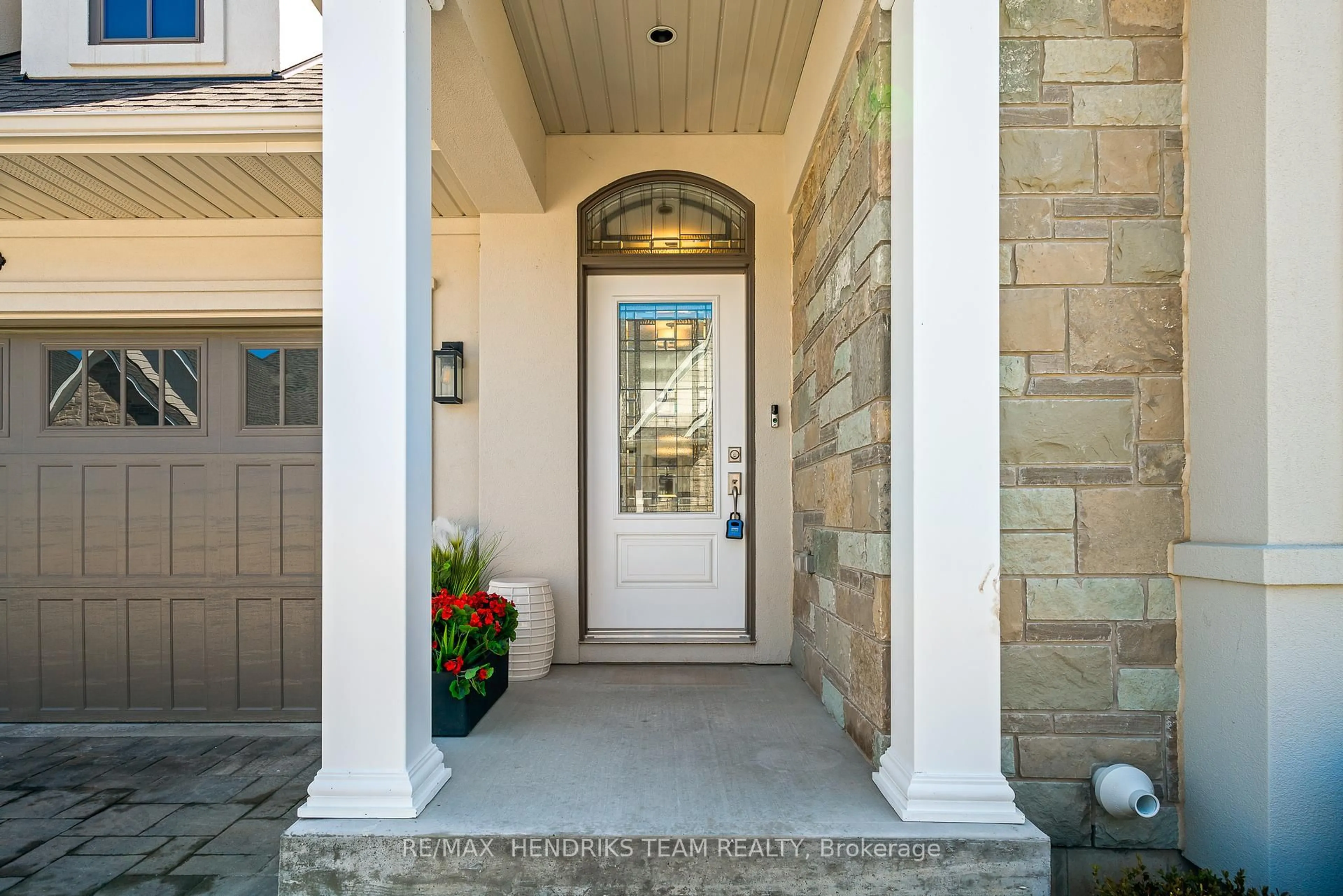 Indoor entryway for 10 Sassafras Row, Fort Erie Ontario L0S 1N0