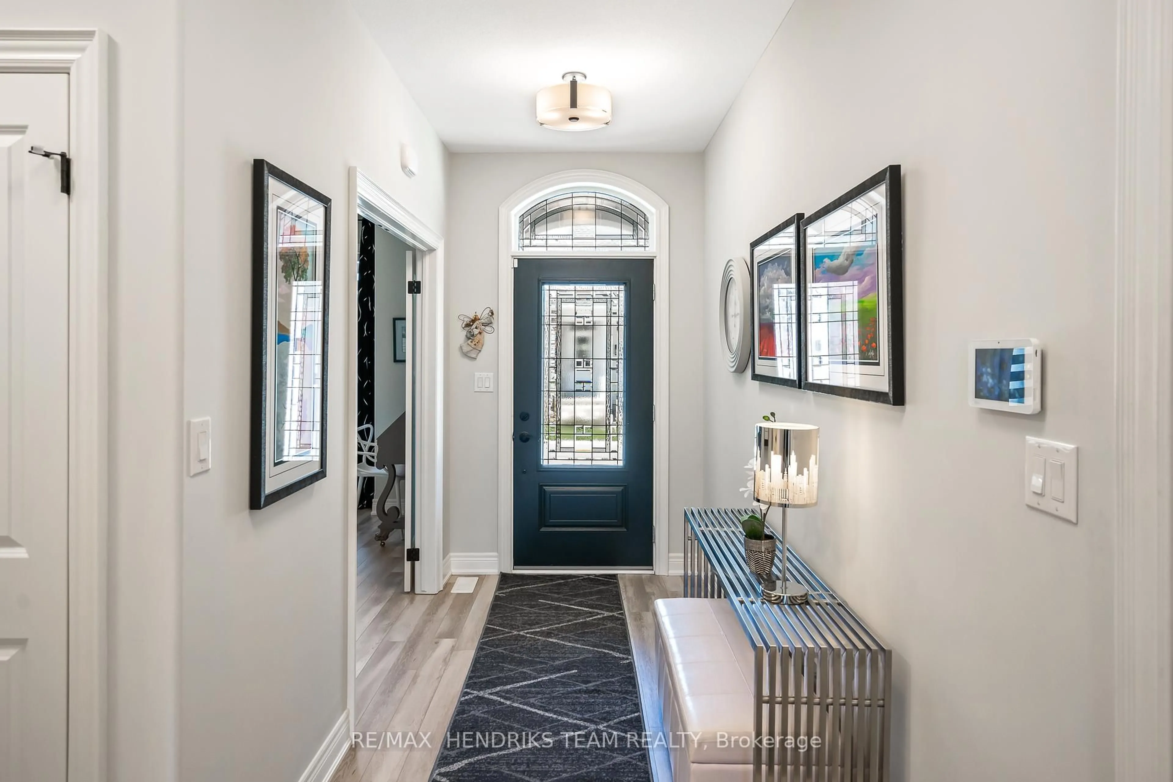 Indoor entryway for 10 Sassafras Row, Fort Erie Ontario L0S 1N0