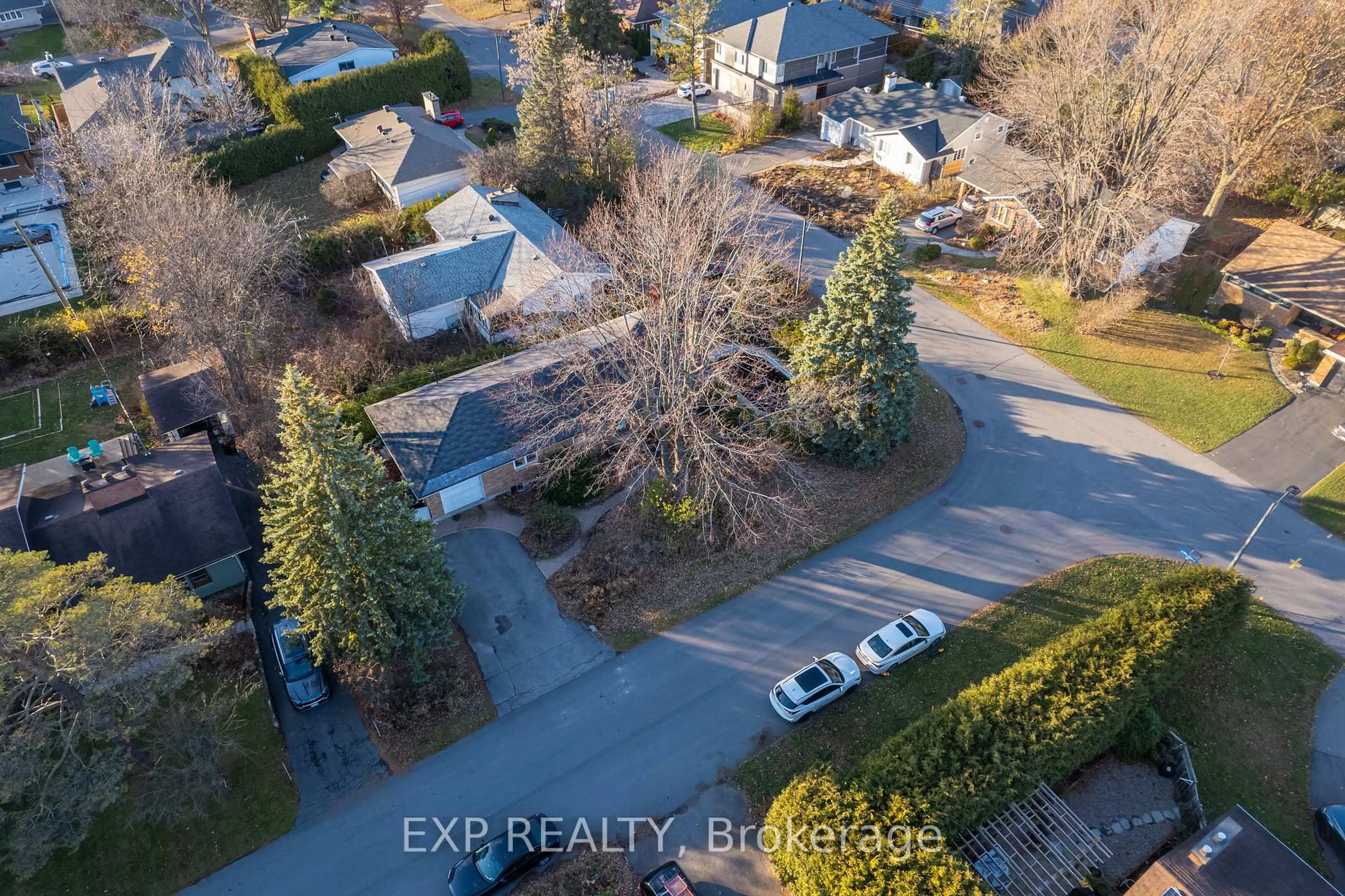 A pic from outside/outdoor area/front of a property/back of a property/a pic from drone, street for 1944 Ronald Ave, Ottawa Ontario K1H 5H9