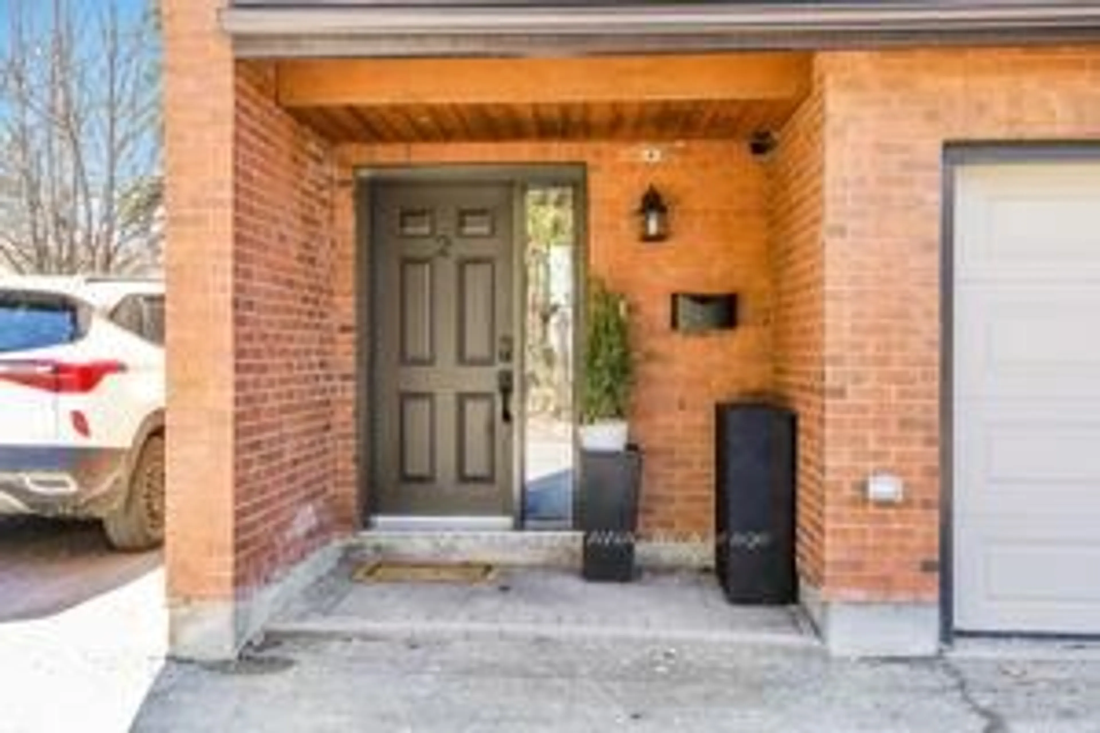 Indoor entryway for 625 Richmond Rd #2, Ottawa Ontario K2A 0G6