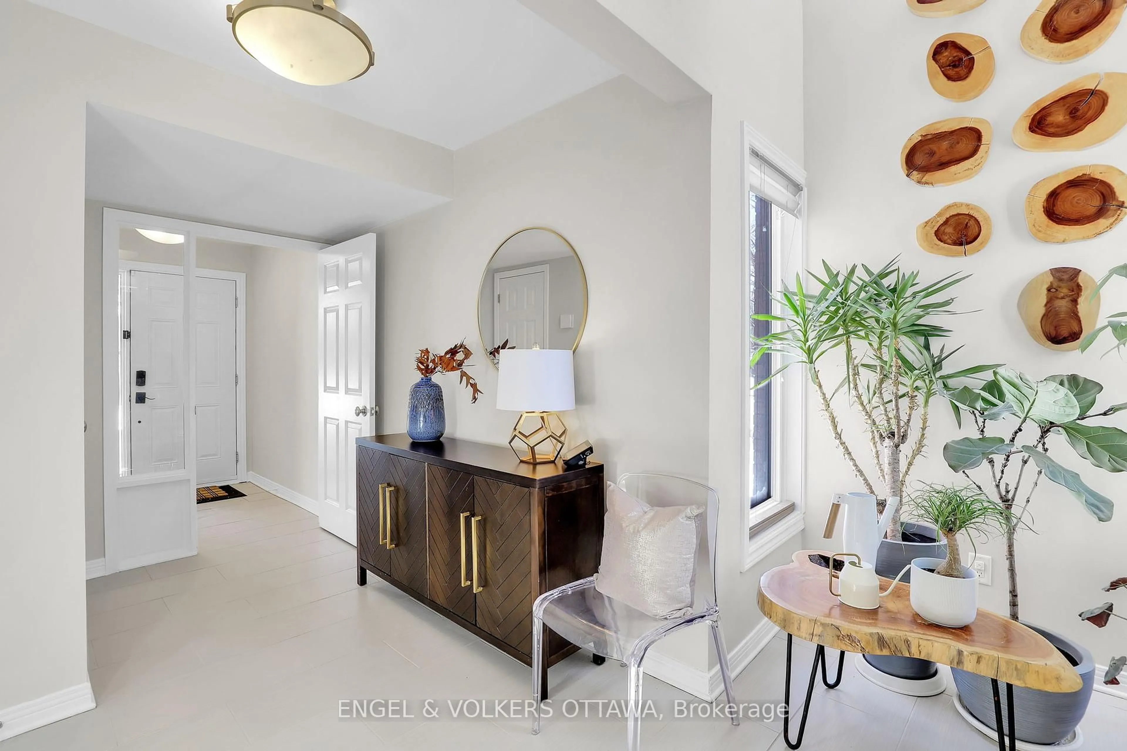 Indoor entryway for 625 Richmond Rd #2, Ottawa Ontario K2A 0G6