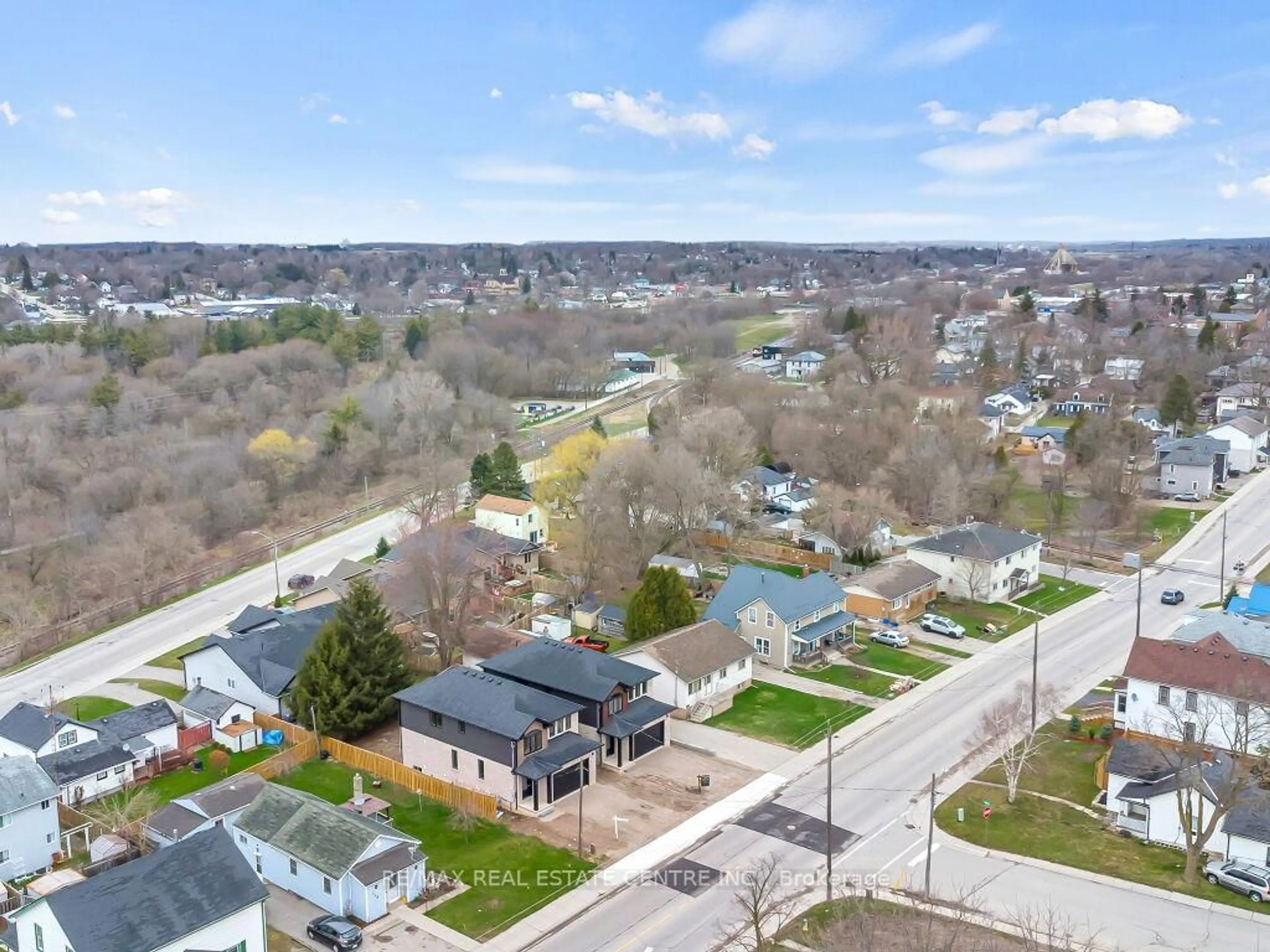 A pic from outside/outdoor area/front of a property/back of a property/a pic from drone, street for 256 King St, Ingersoll Ontario N5C 2K7