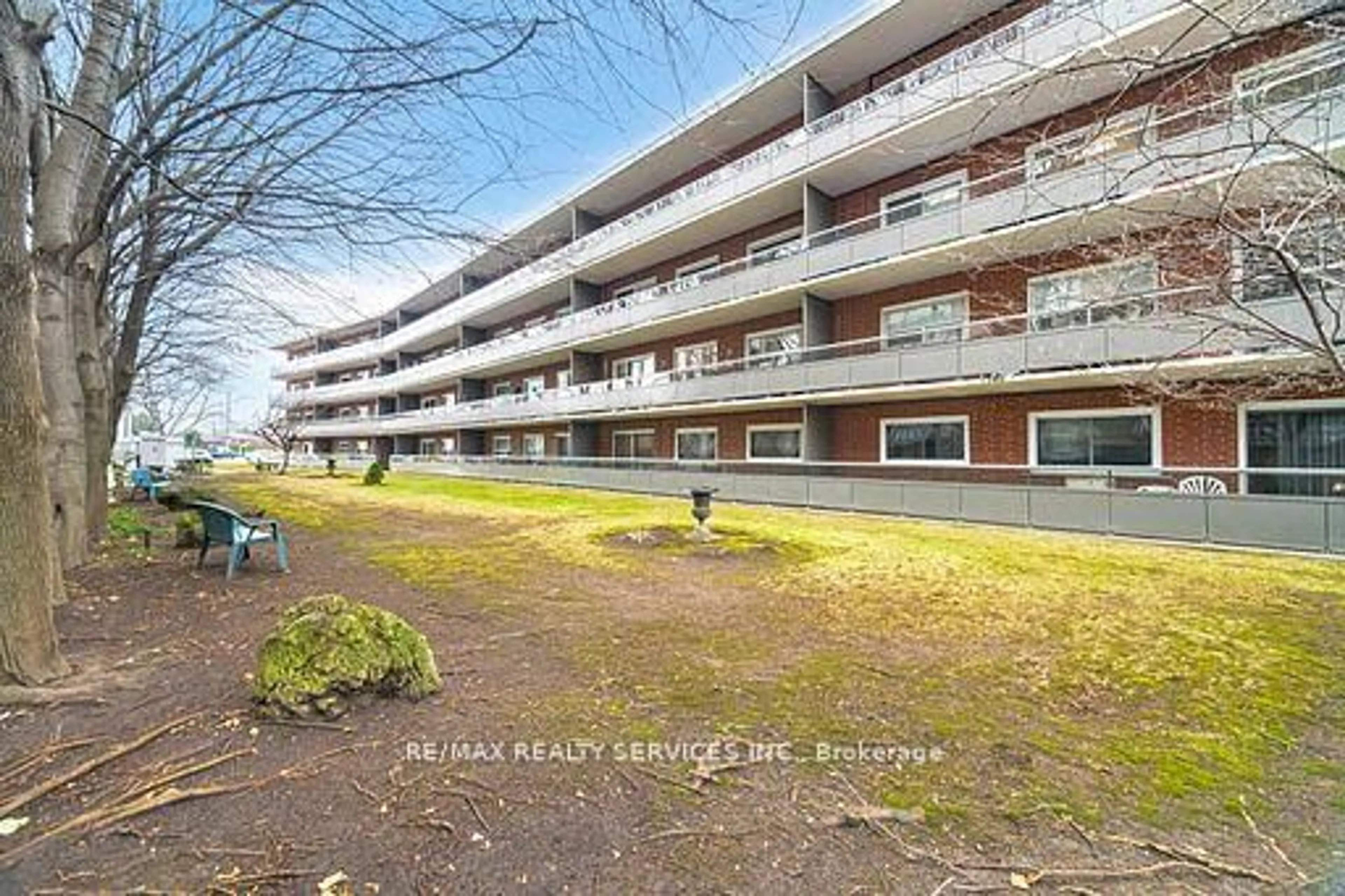 A pic from outside/outdoor area/front of a property/back of a property/a pic from drone, building for 11 Woodman Dr #203, Hamilton Ontario L8K 4E3