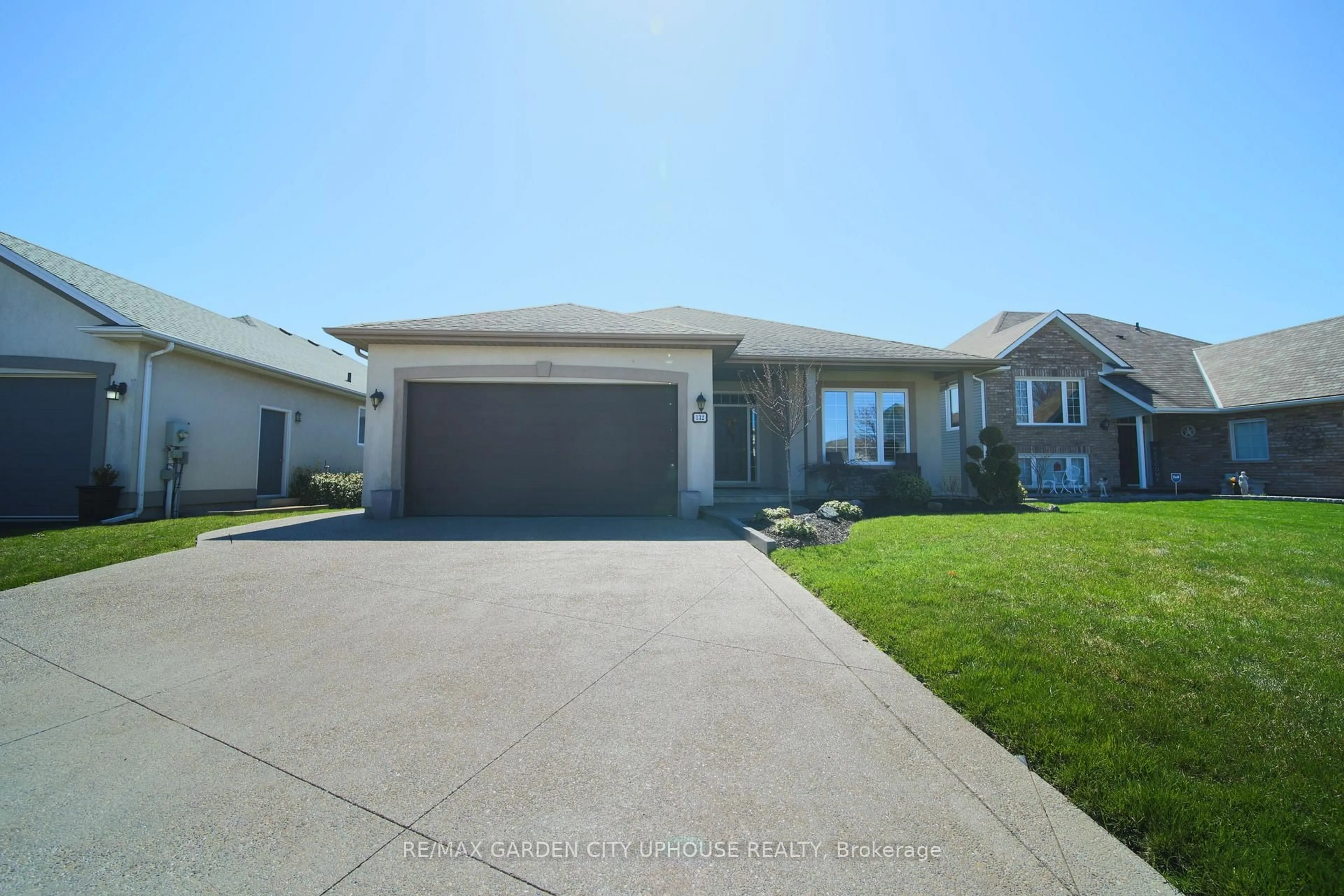 Home with vinyl exterior material, street for 132 LORETTA Dr, Niagara-on-the-Lake Ontario L0S 1T0