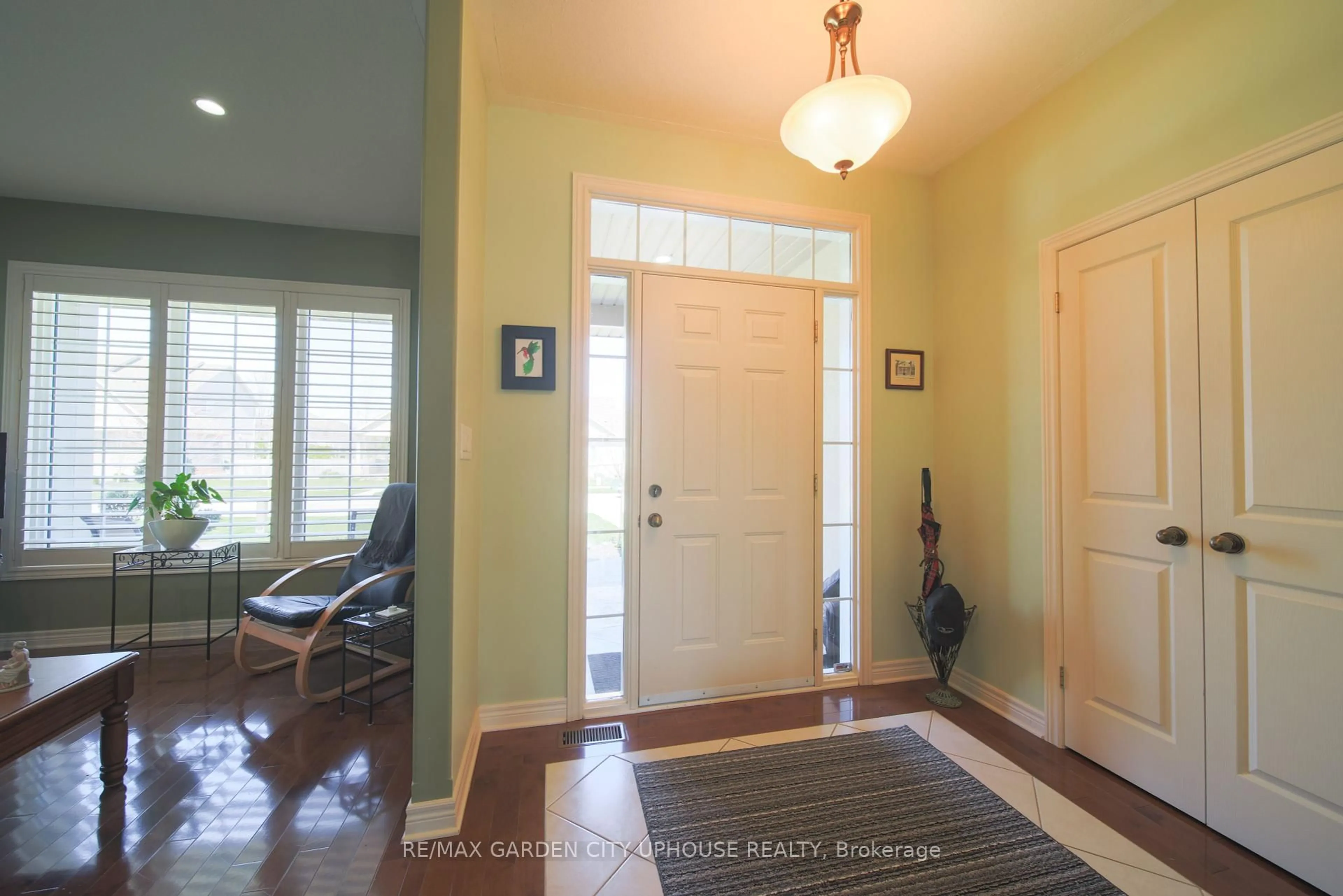 Indoor entryway for 132 LORETTA Dr, Niagara-on-the-Lake Ontario L0S 1T0