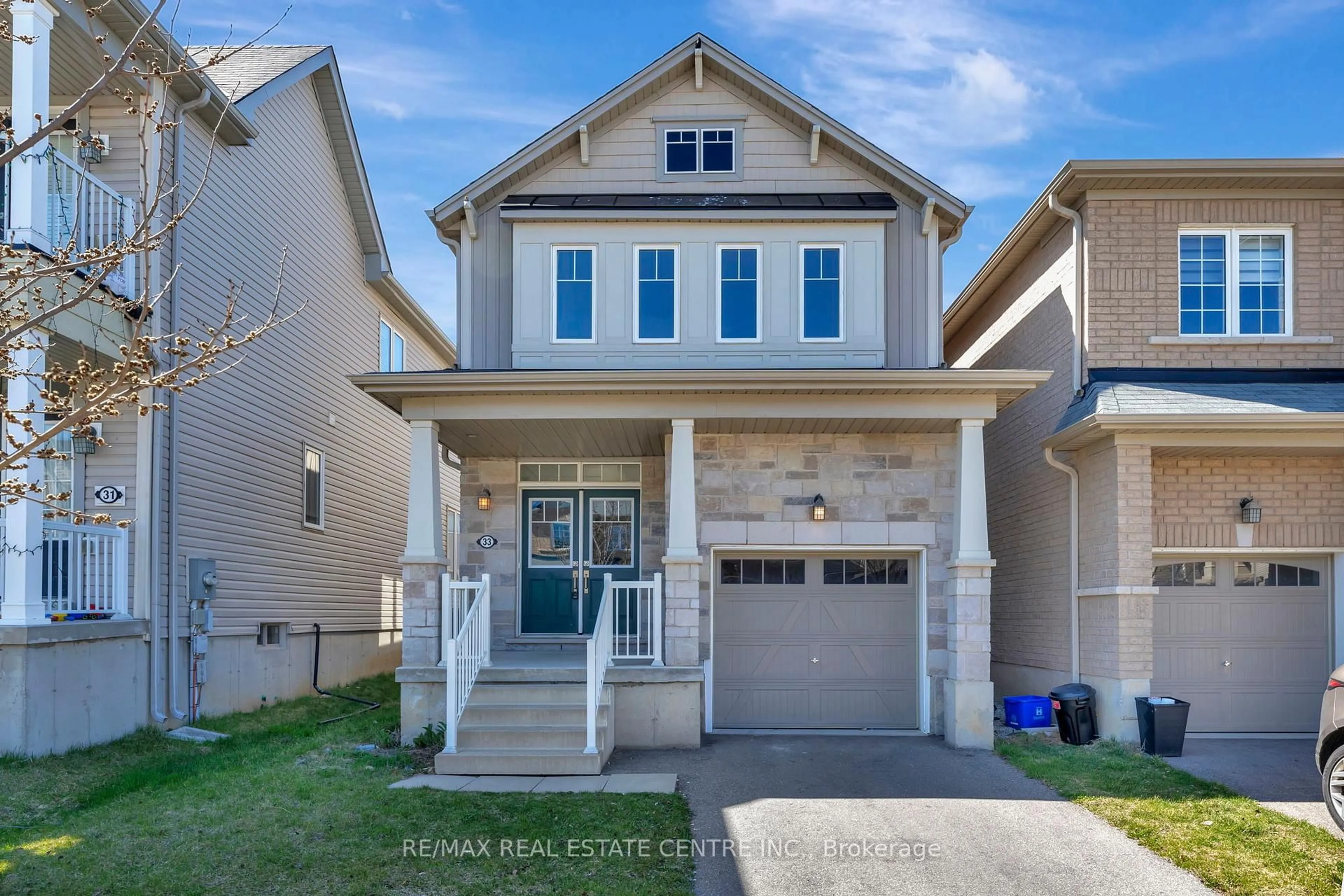 Home with vinyl exterior material, street for 33 Sumac Dr, Haldimand Ontario N3W 0C2