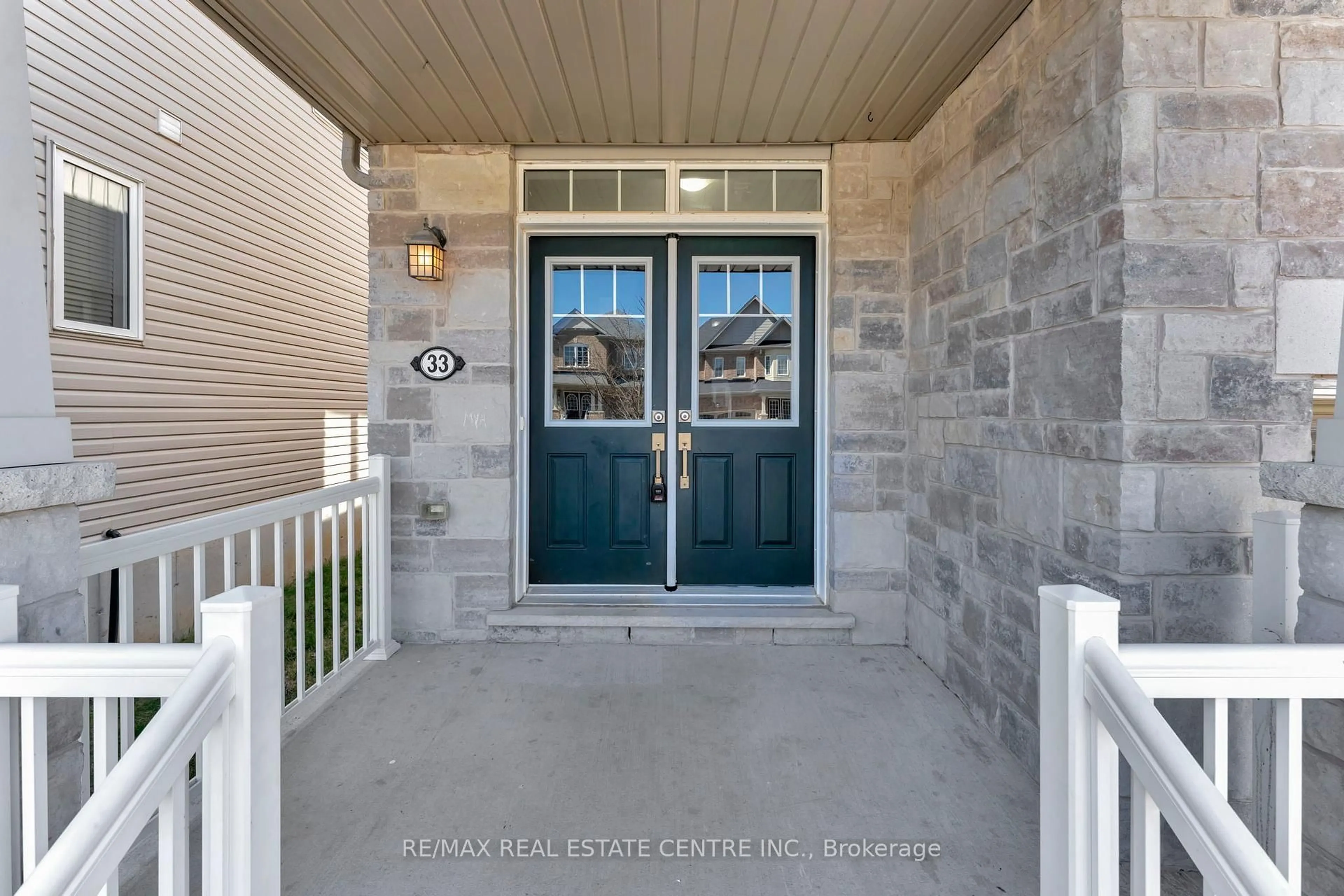Indoor entryway for 33 Sumac Dr, Haldimand Ontario N3W 0C2