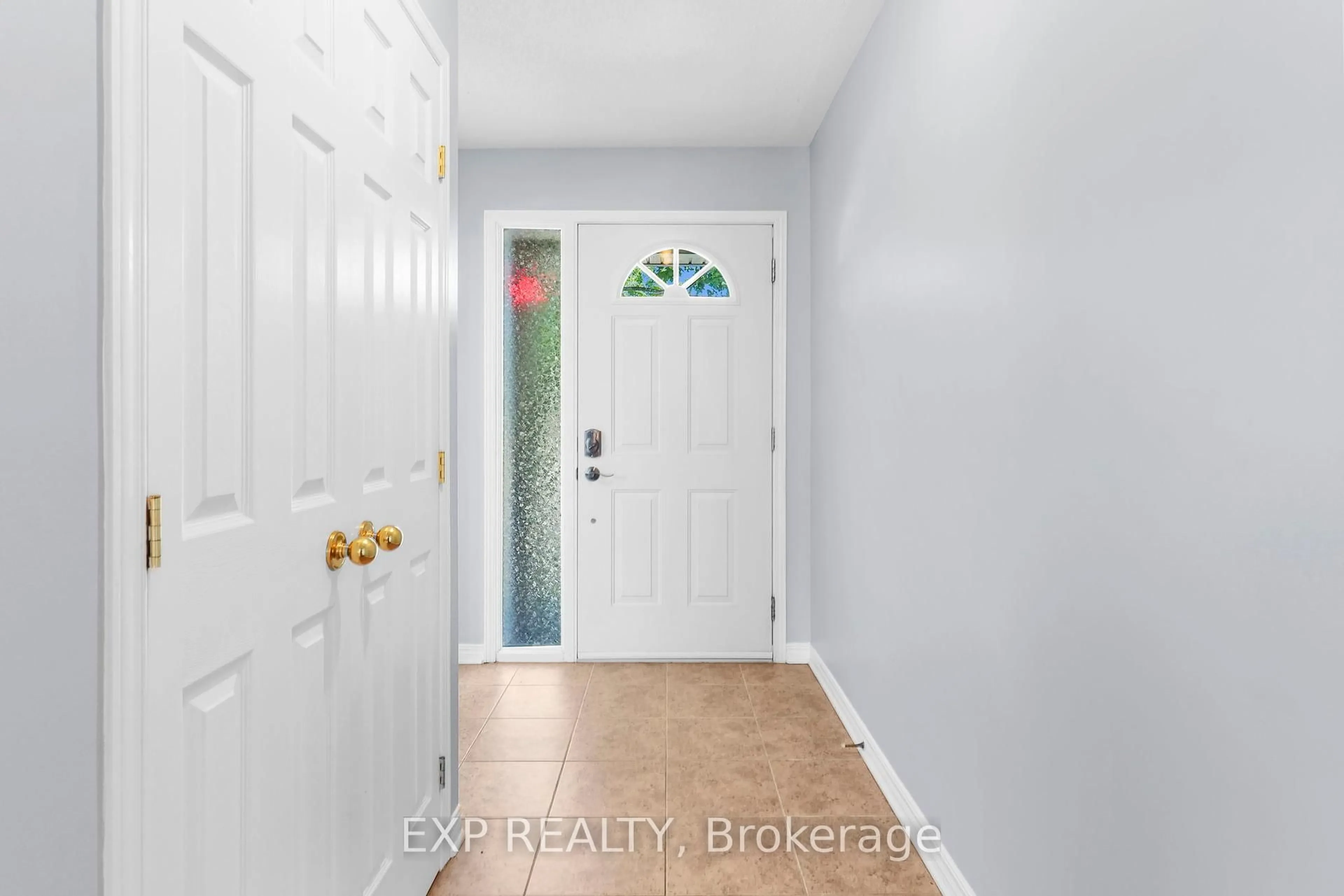 Indoor entryway for 114 ECHOWOODS Ave, Ottawa Ontario K2S 2E7