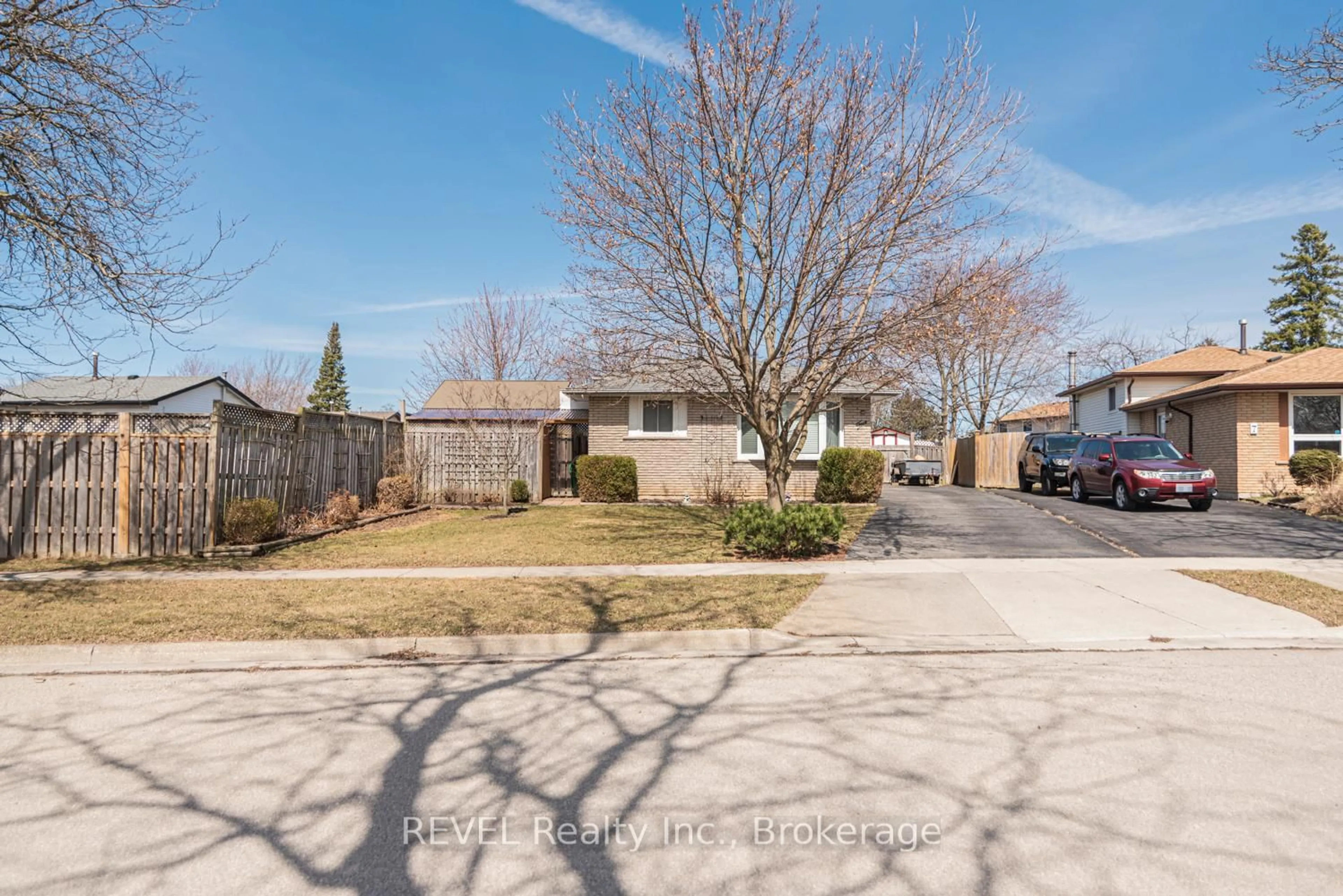 A pic from outside/outdoor area/front of a property/back of a property/a pic from drone, street for 5 Arbutus Cres, Hamilton Ontario L8J 1M6