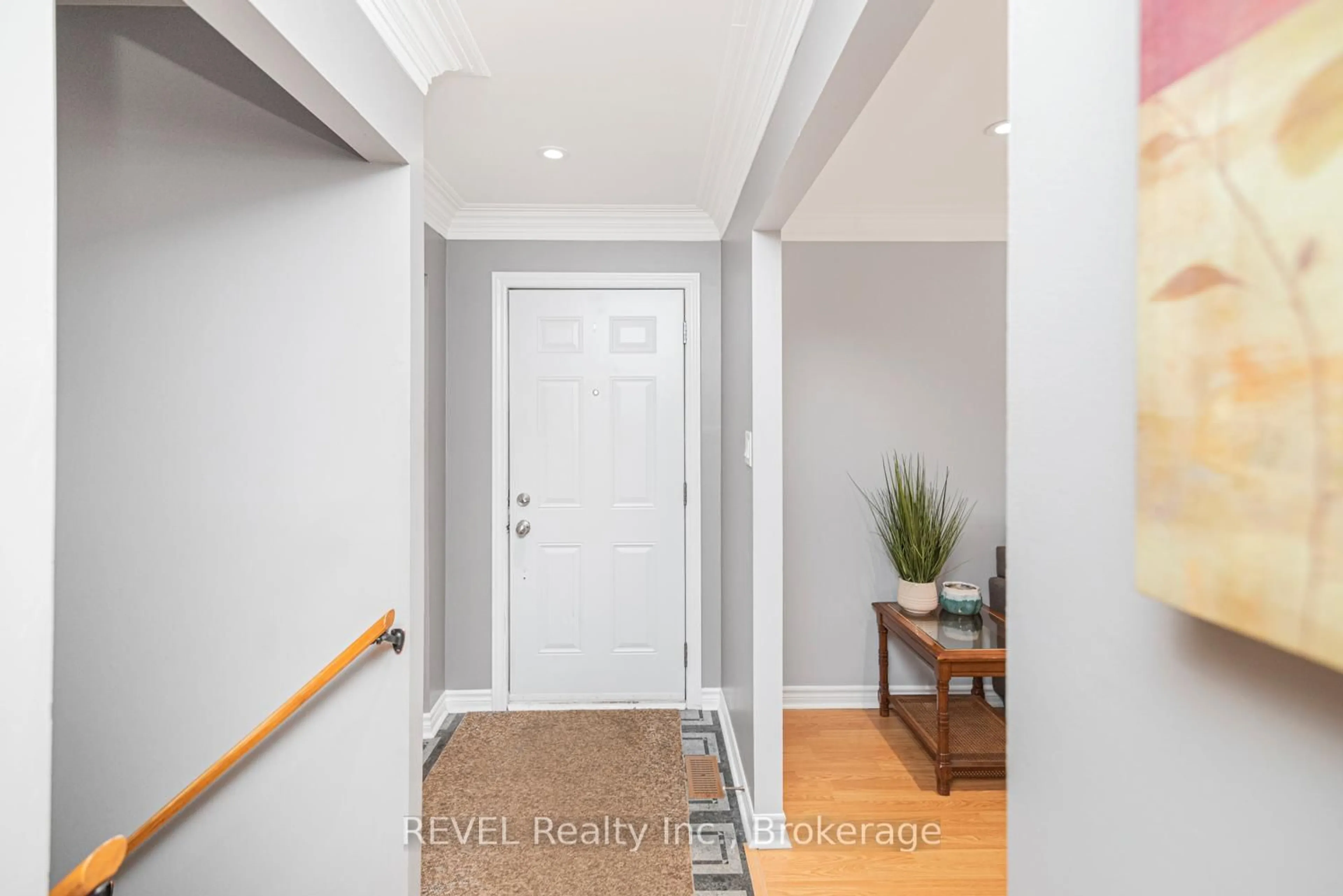 Indoor entryway for 5 Arbutus Cres, Hamilton Ontario L8J 1M6