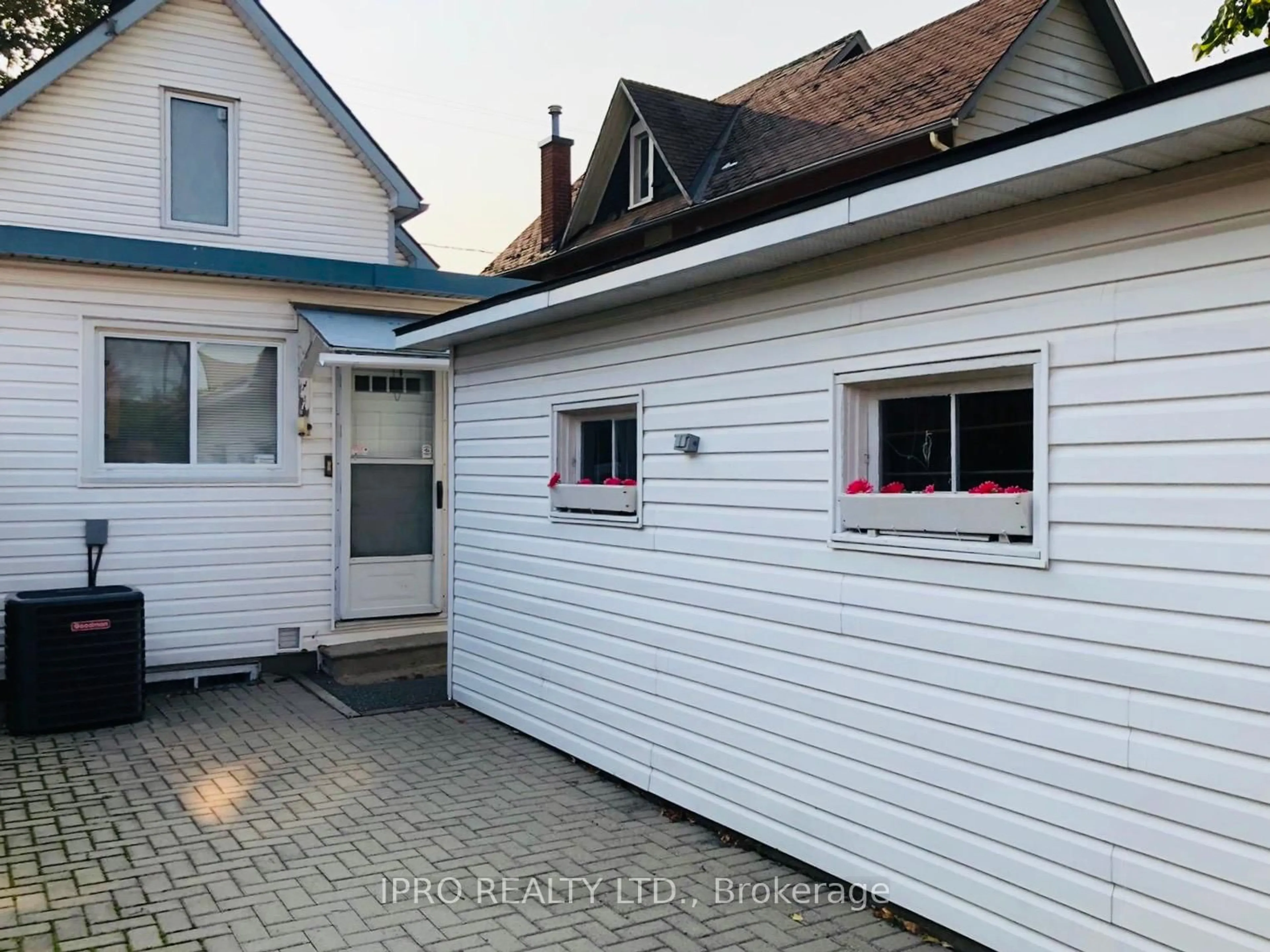 A pic from outside/outdoor area/front of a property/back of a property/a pic from drone, street for 11 Melrose Ave, Ottawa Ontario K1Y 1T8