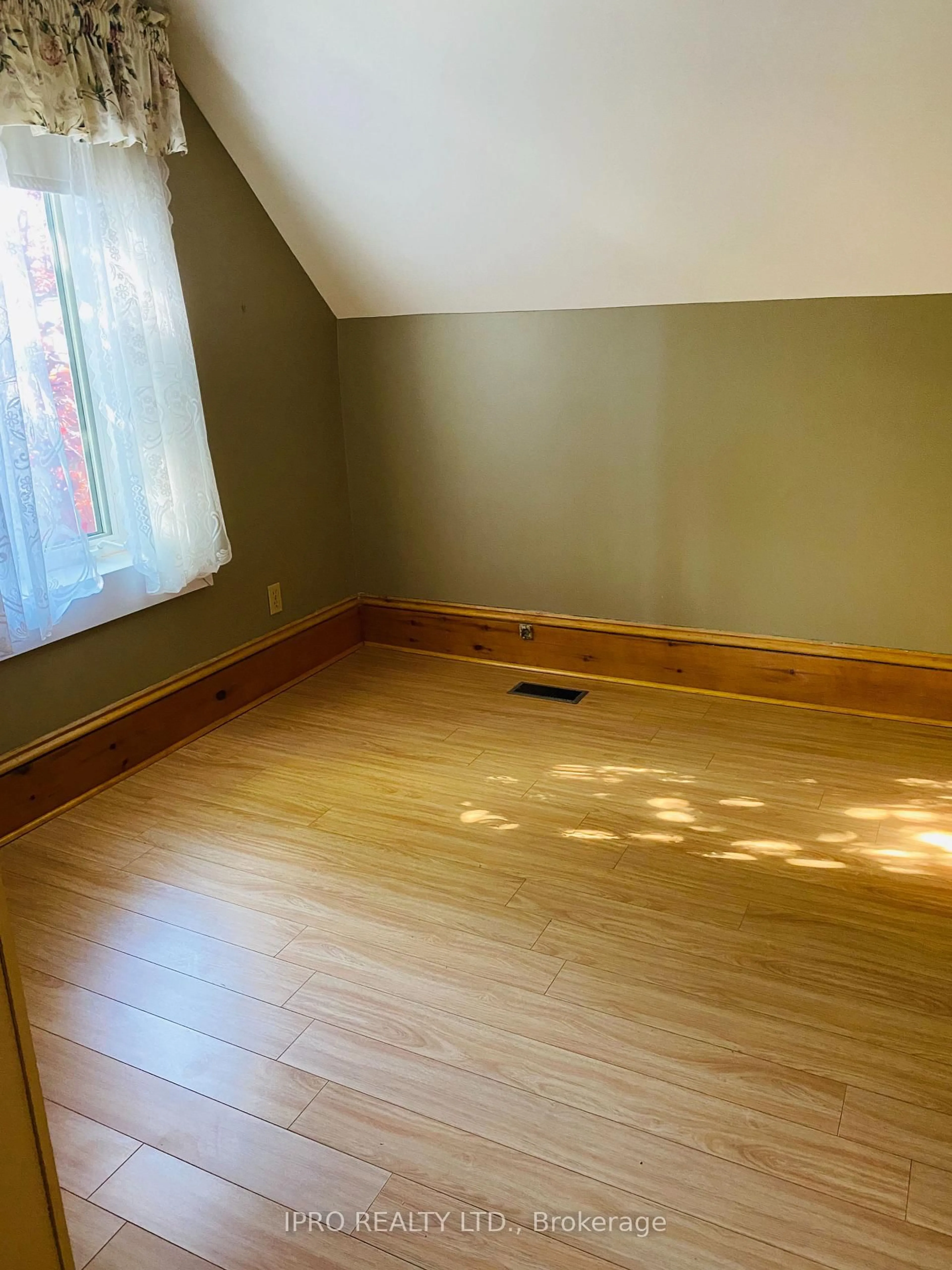 A pic of a room for 11 Melrose Ave, Ottawa Ontario K1Y 1T8