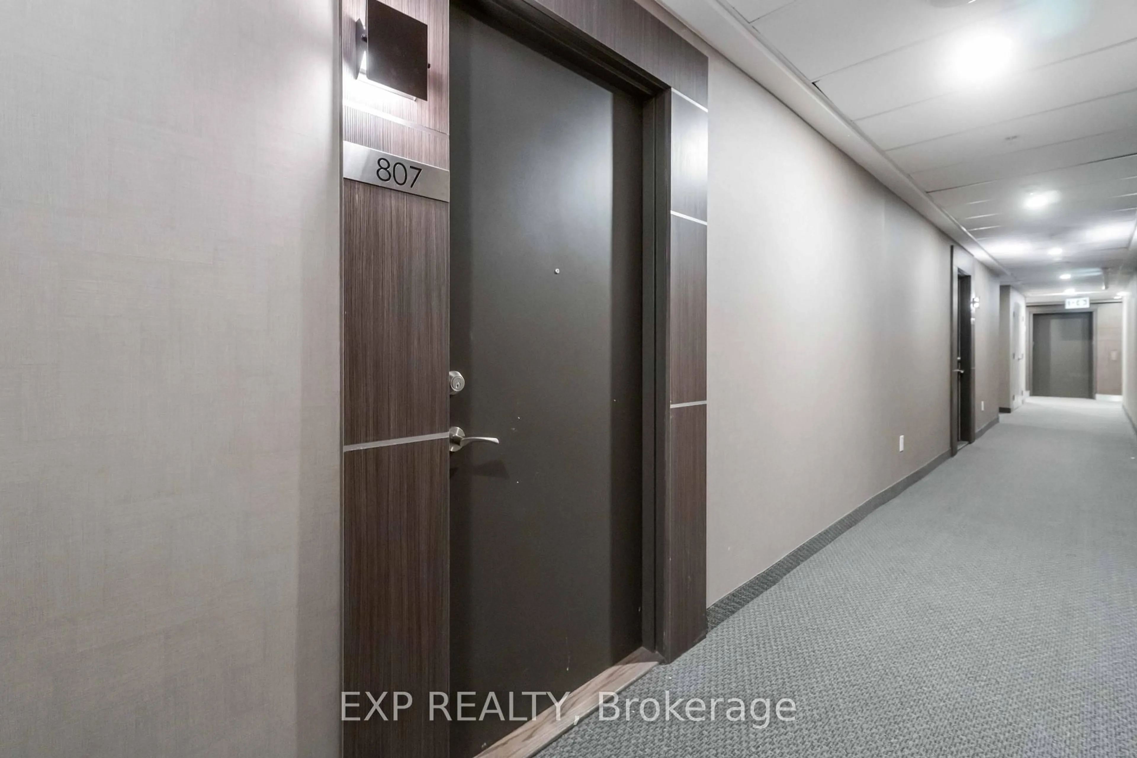 Indoor foyer for 550 North Service Rd #807, Grimsby Ontario L3M 0H9