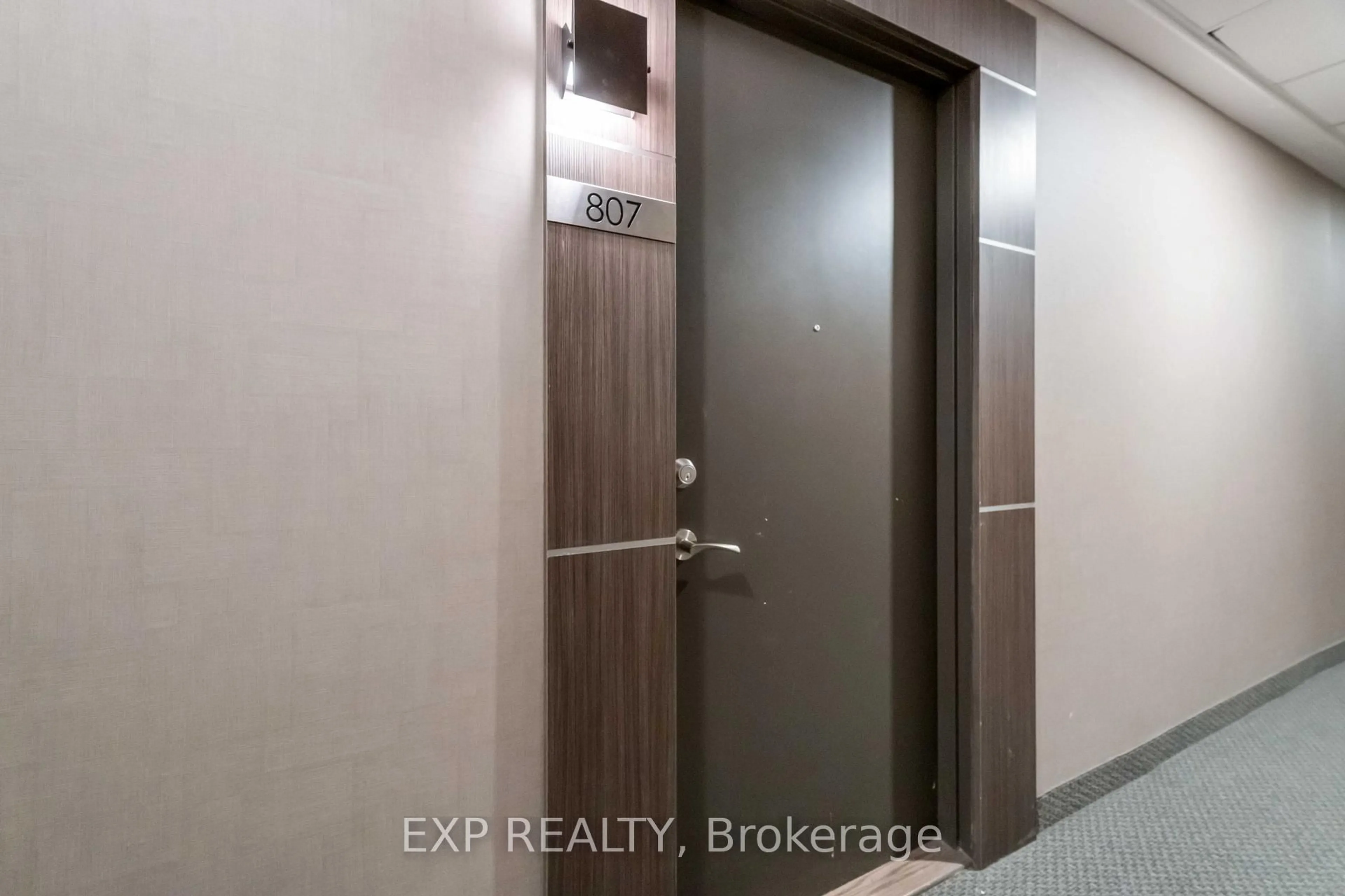 Indoor entryway for 550 North Service Rd #807, Grimsby Ontario L3M 0H9
