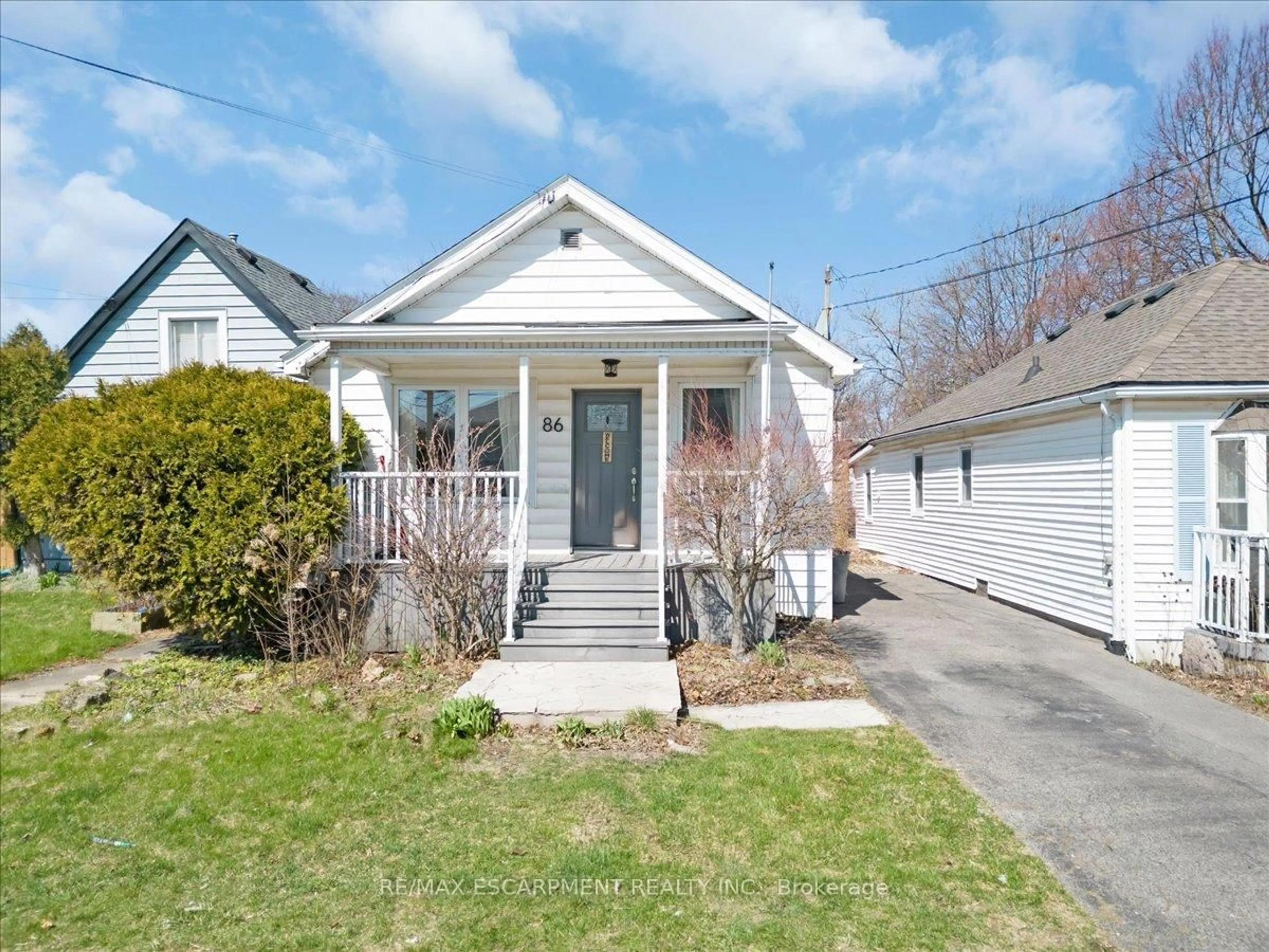 Home with vinyl exterior material, street for 86 East 19th St, Hamilton Ontario L9A 4S1
