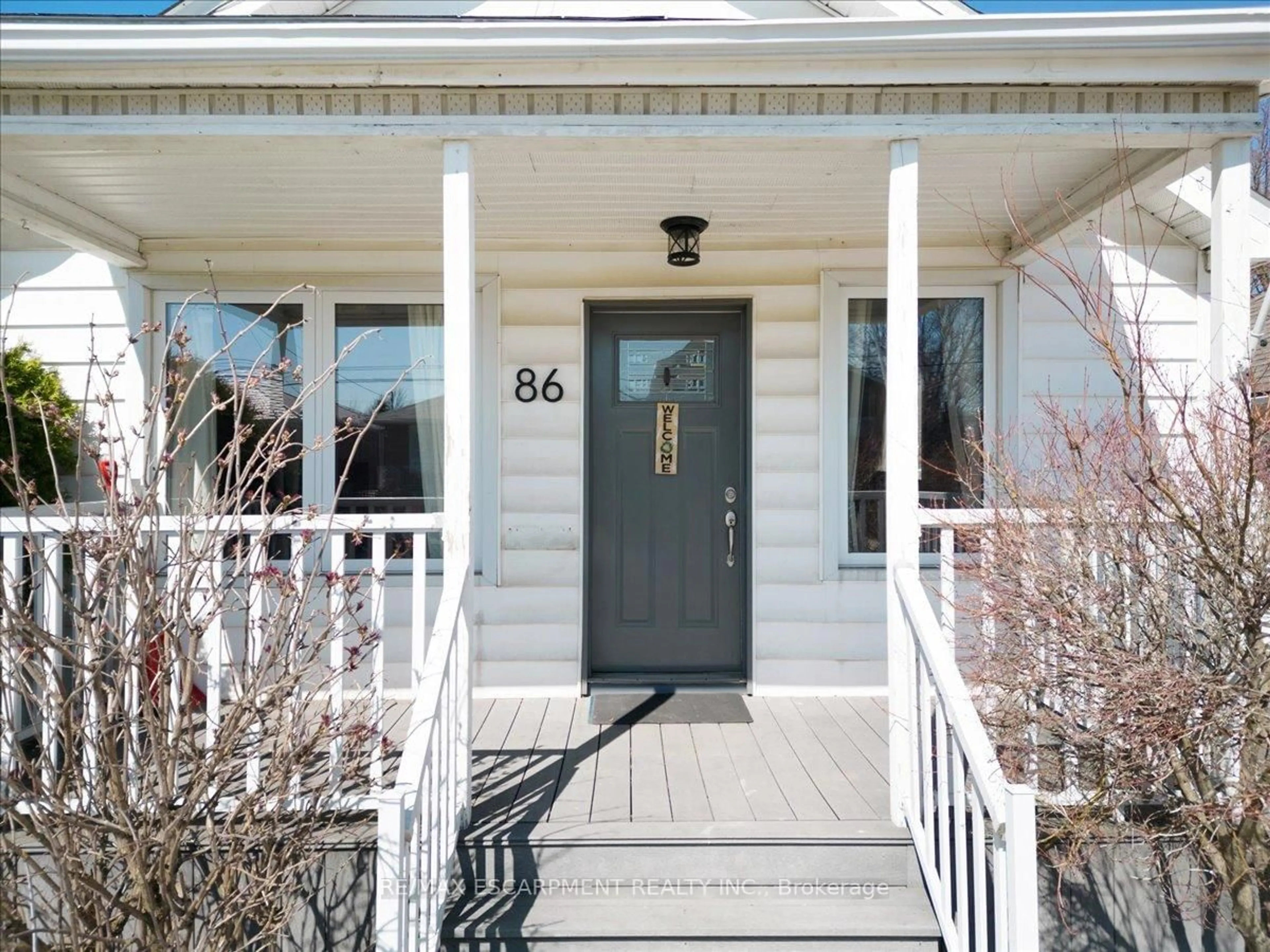 Indoor entryway for 86 East 19th St, Hamilton Ontario L9A 4S1