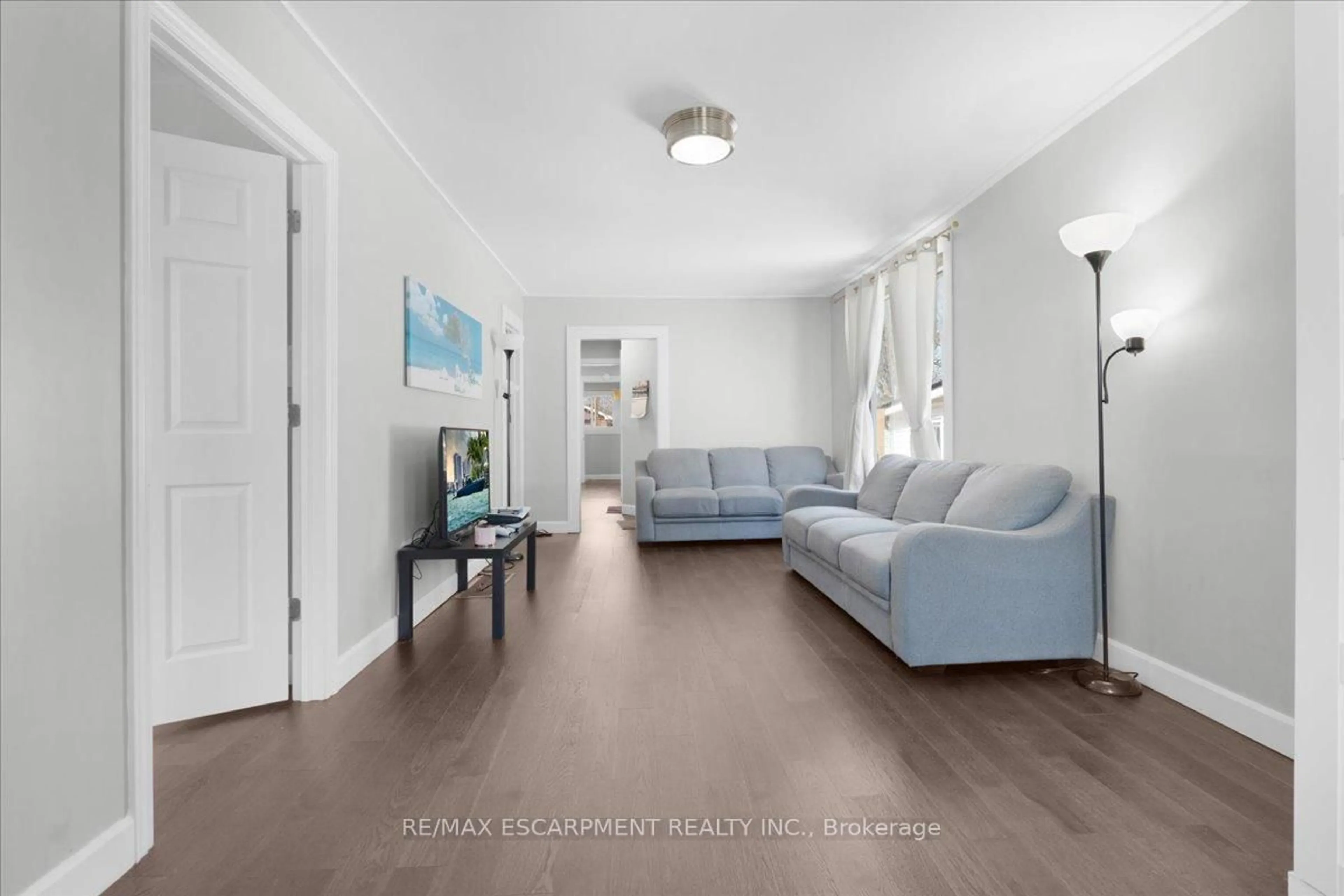 Living room with furniture, unknown for 86 East 19th St, Hamilton Ontario L9A 4S1