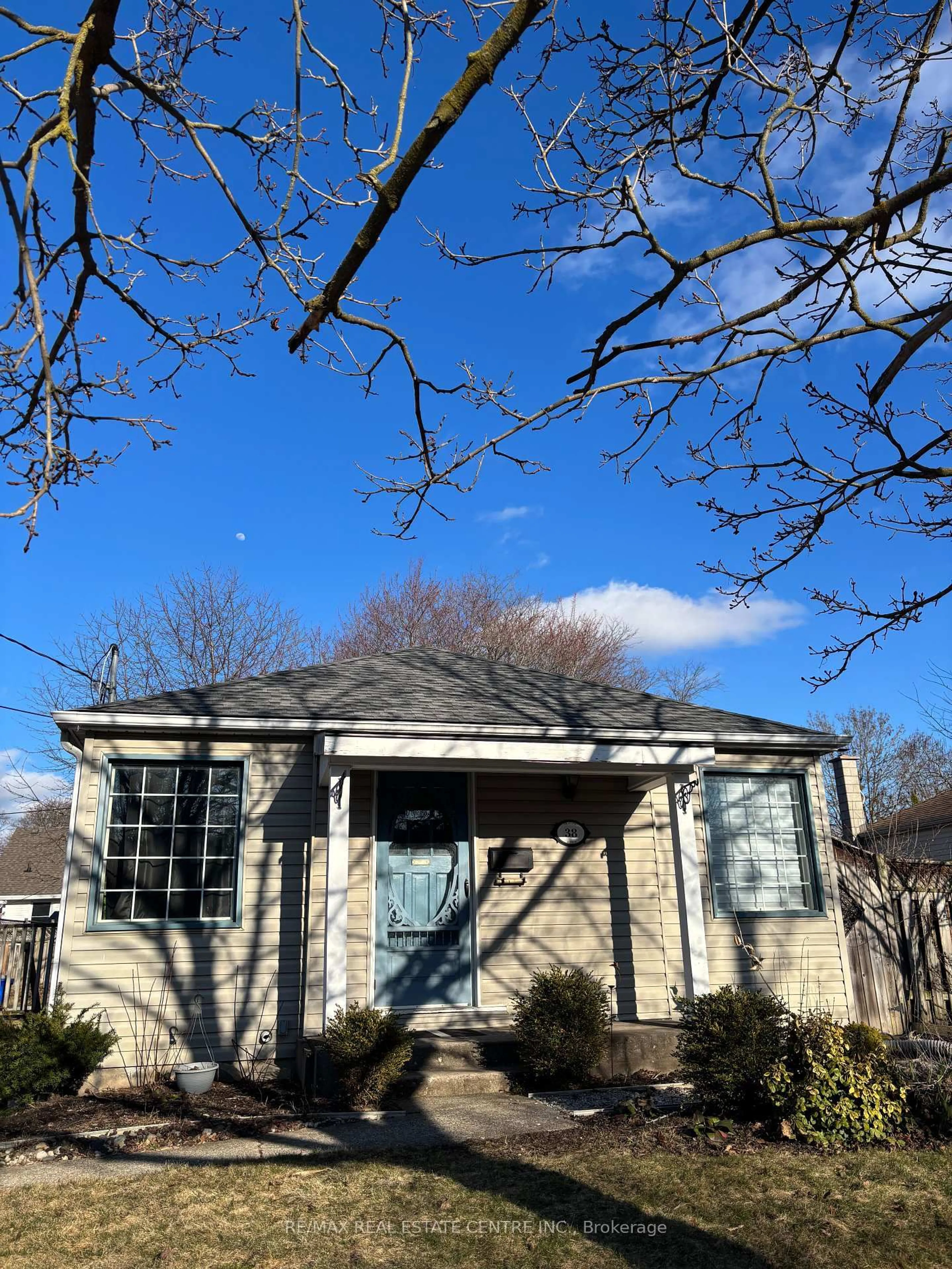 Home with vinyl exterior material, street for 38 St Clair Ave, Kitchener Ontario N2M 3Z4