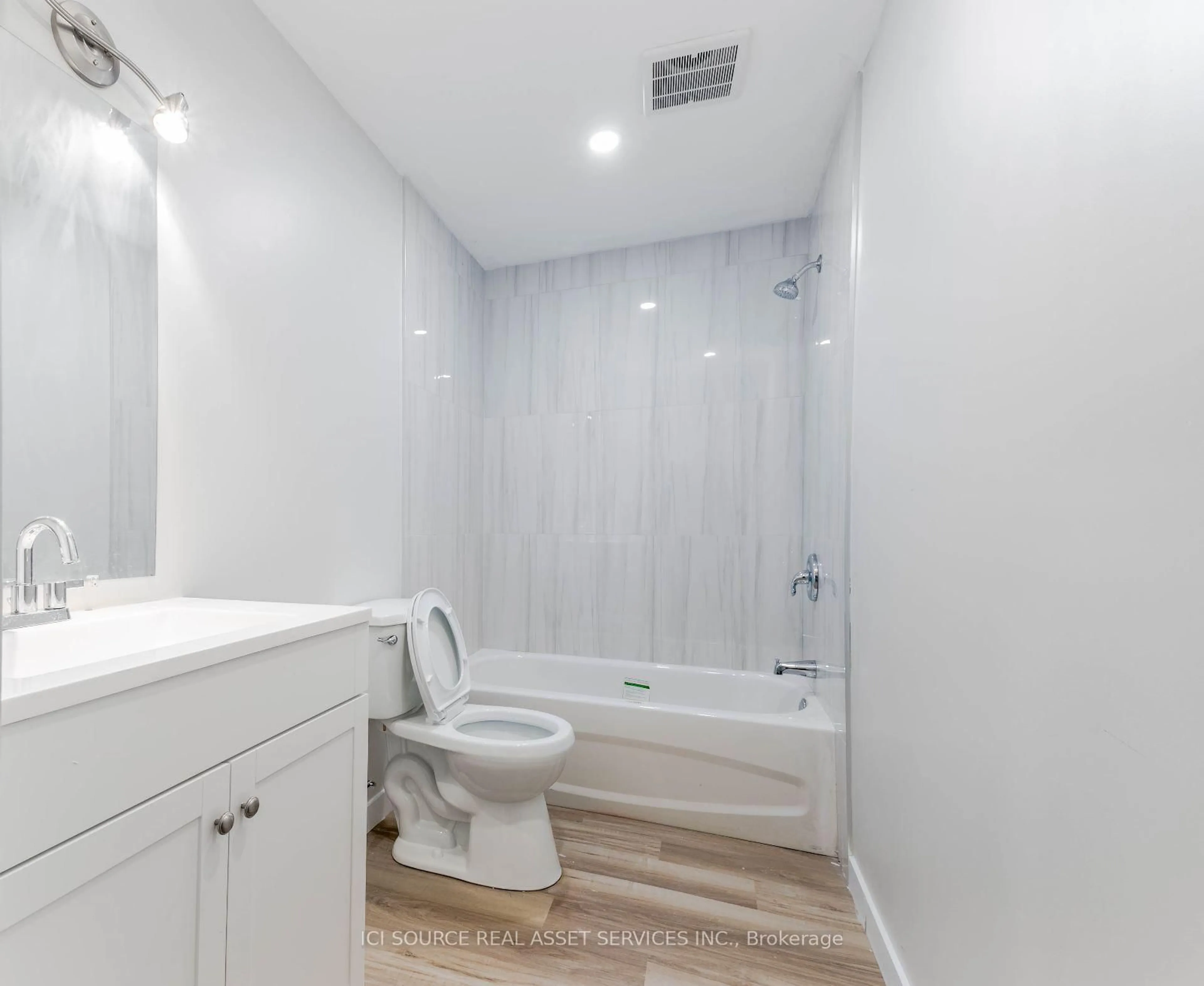 Standard bathroom, unknown for 64 Horizon St, The Nation Ontario K0A 3C0