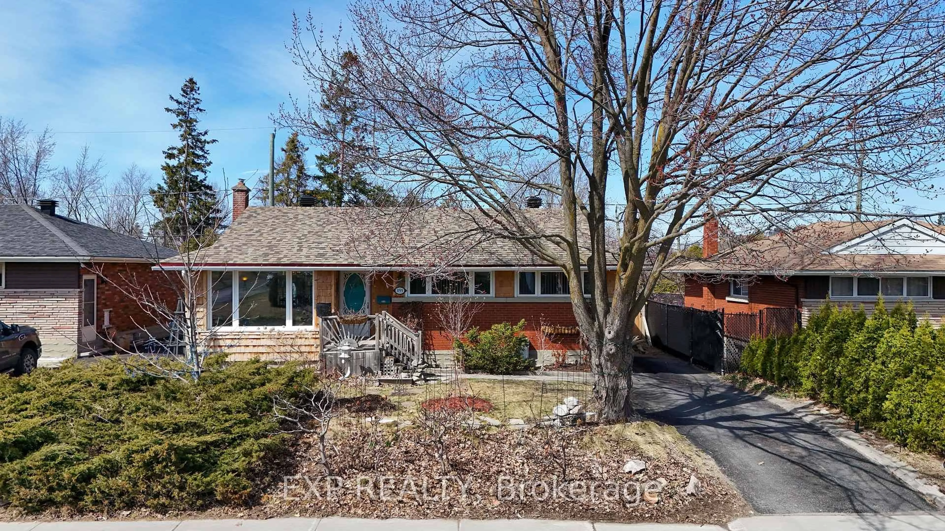 Home with brick exterior material, street for 899 Pleasant Park Rd, Ottawa Ontario K1G 1Z1