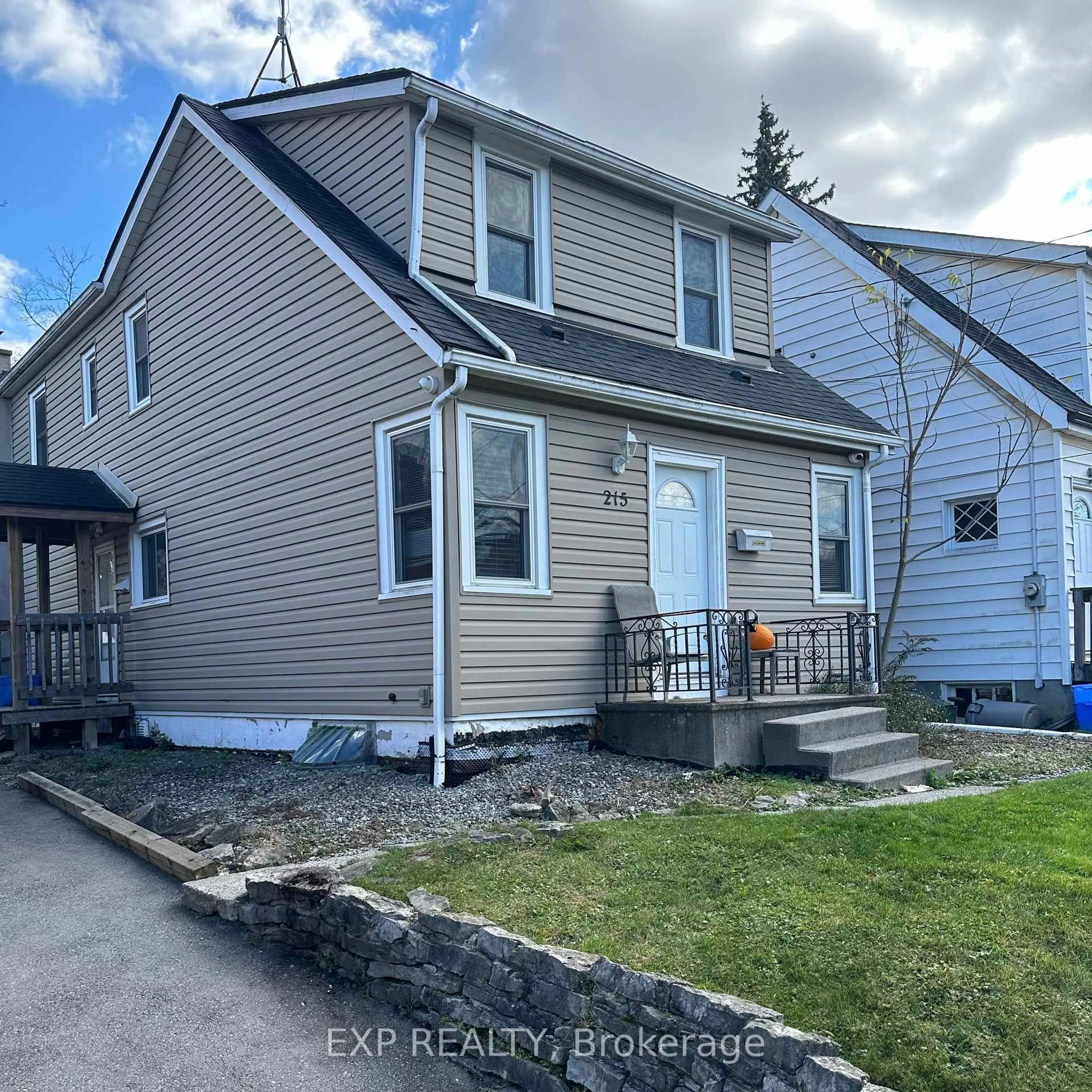 Home with vinyl exterior material, street for 215 Emerson St, Hamilton Ontario L8S 2Y3