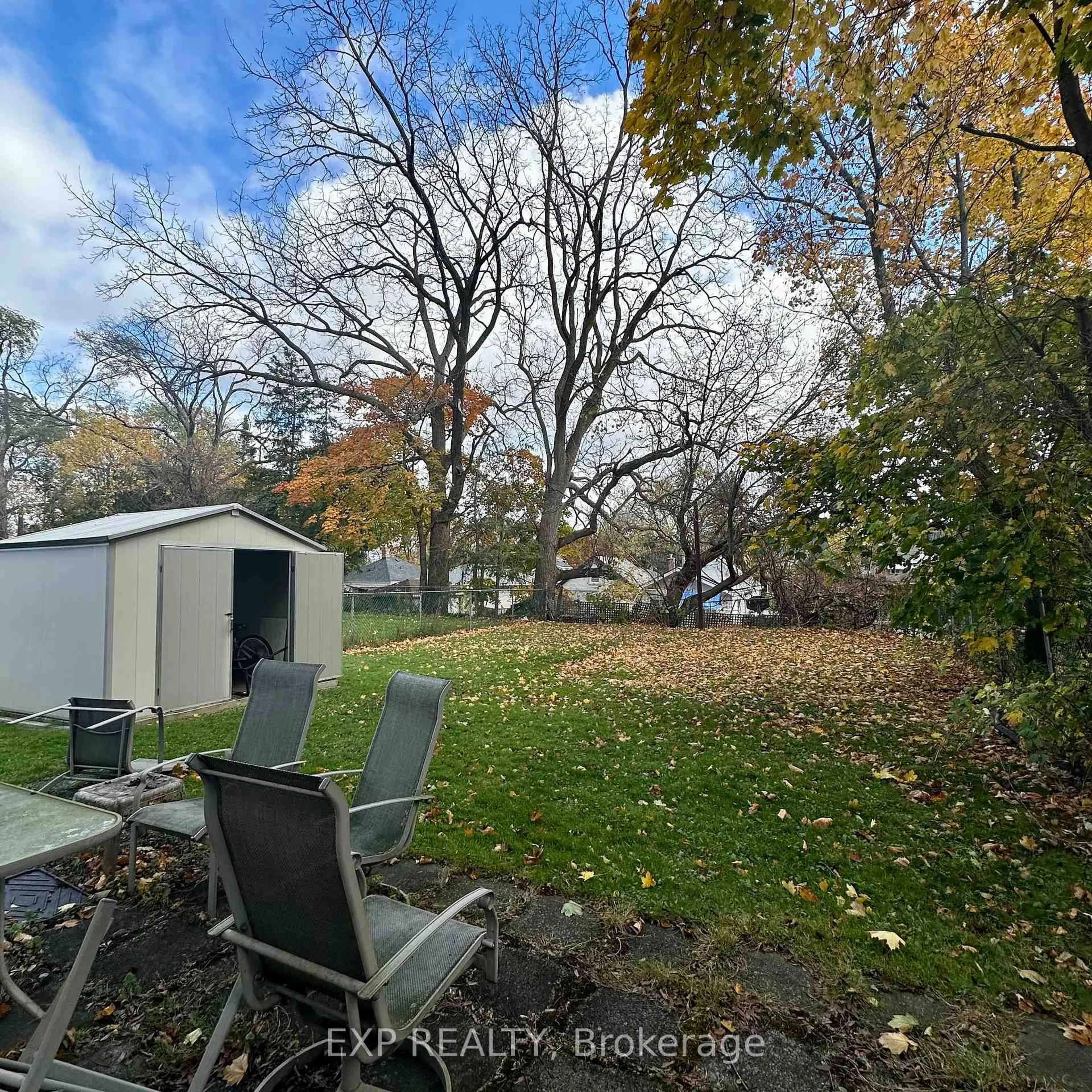 A pic from outside/outdoor area/front of a property/back of a property/a pic from drone, forest/trees view for 215 Emerson St, Hamilton Ontario L8S 2Y3