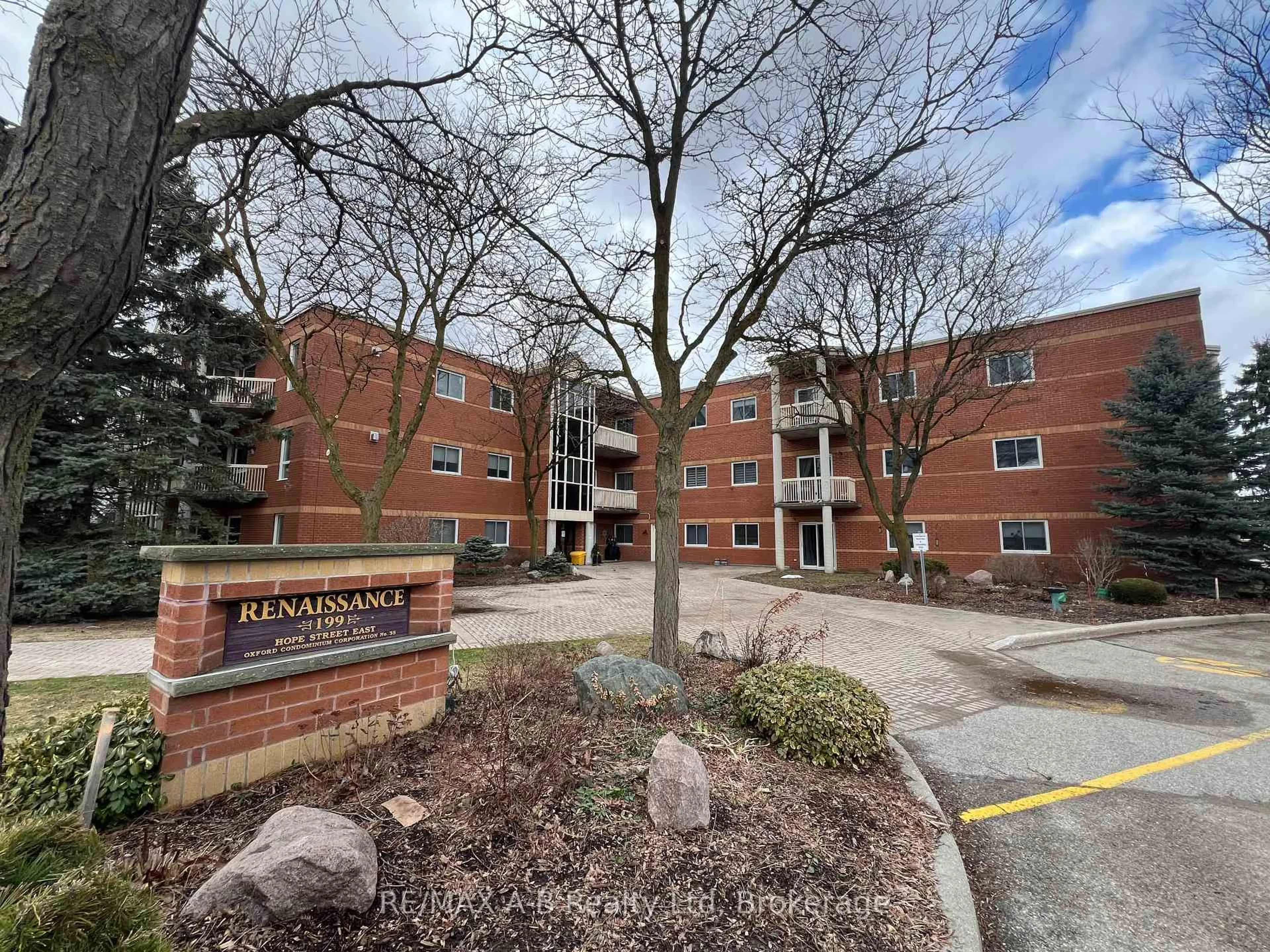 A pic from outside/outdoor area/front of a property/back of a property/a pic from drone, unknown for 199 Hope Street East St #103, East Zorra-Tavistock Ontario N0B 2R0