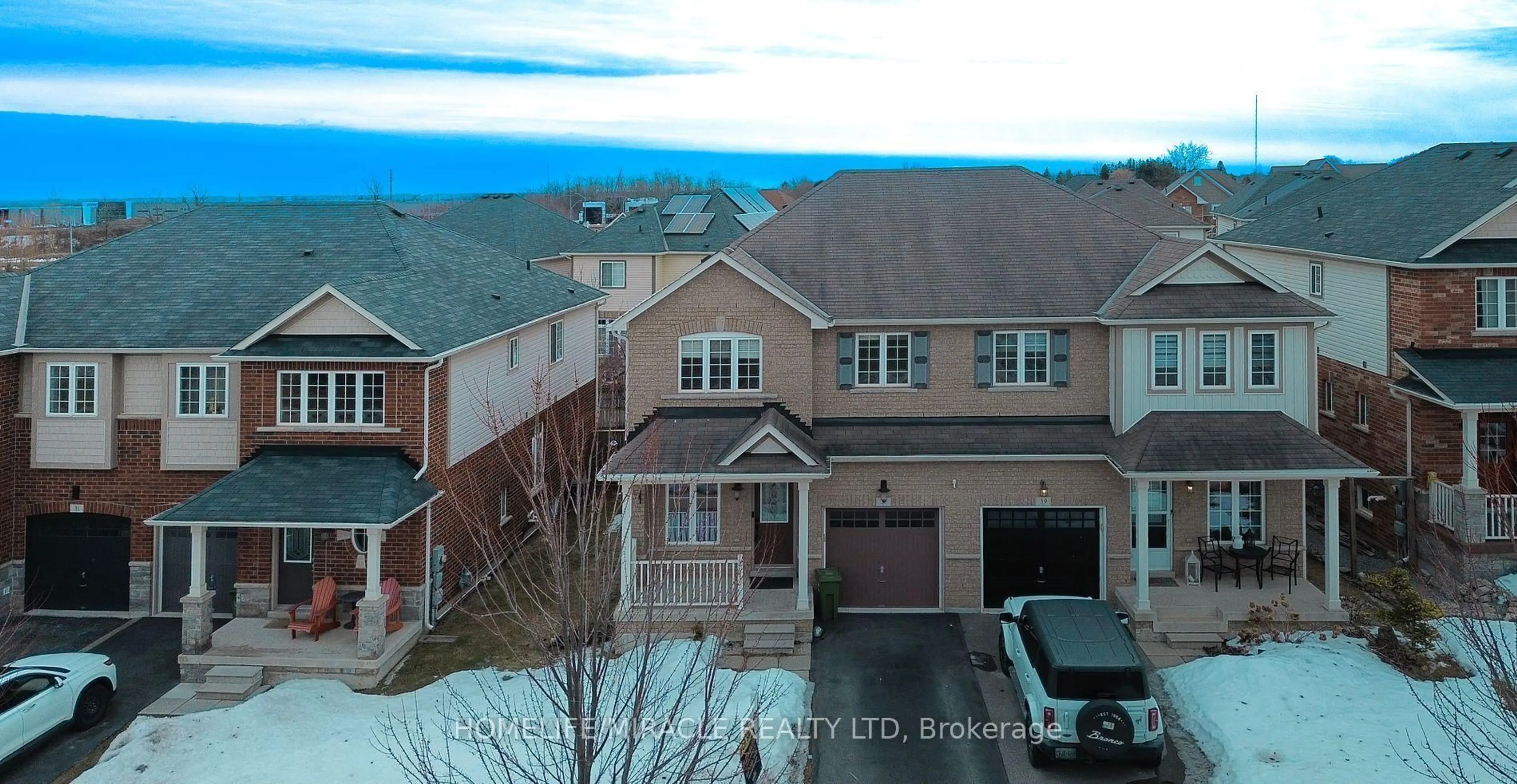 A pic from outside/outdoor area/front of a property/back of a property/a pic from drone, unknown for 37 Sadielou Blvd, Hamilton Ontario L8B 0T2
