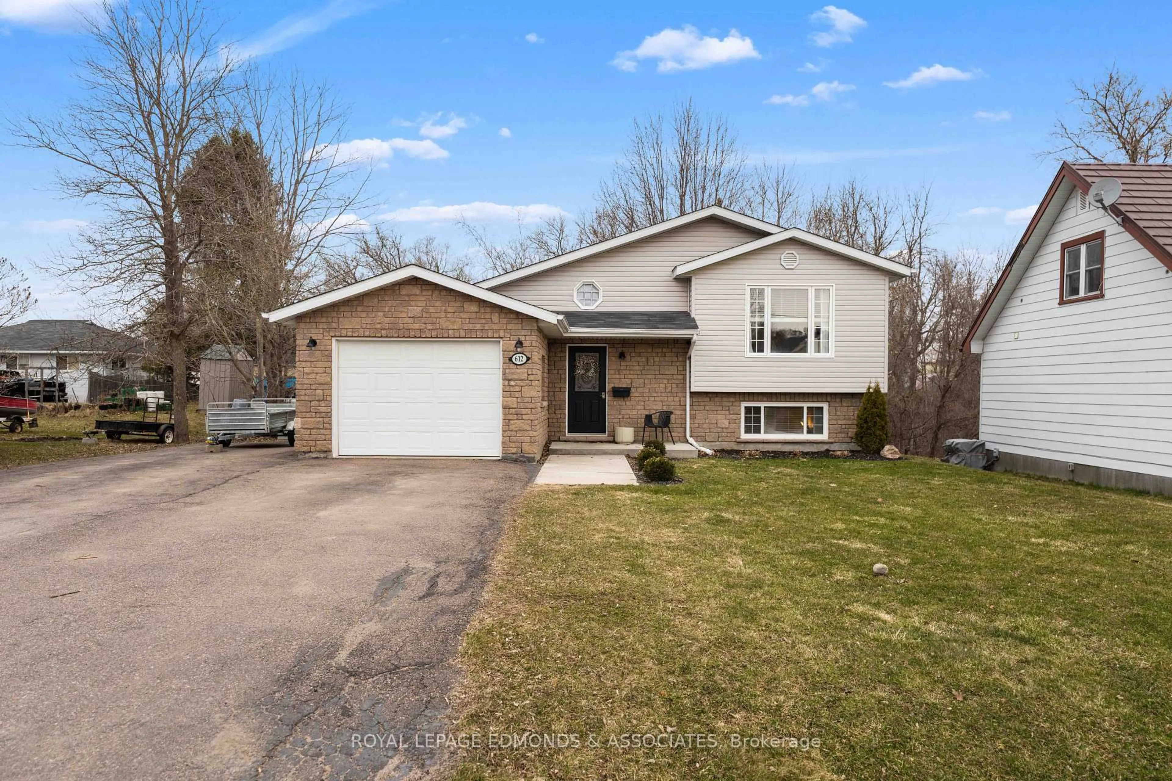 Home with vinyl exterior material, street for 612 FAIRVIEW Ave, Laurentian Valley Ontario K8A 4J3