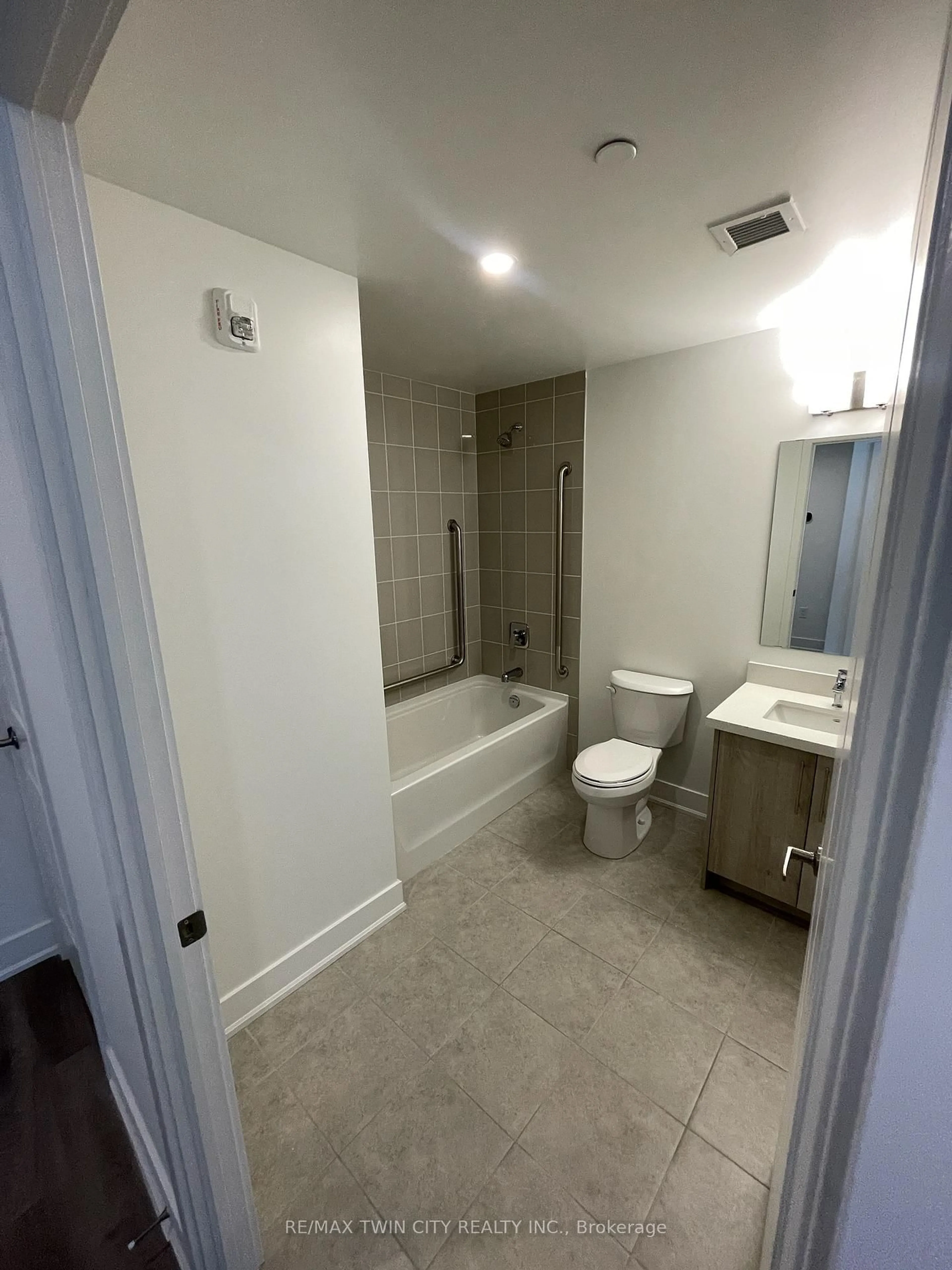 A pic of a room for 575 Conklin Rd #426, Brantford Ontario N3T 0Y2