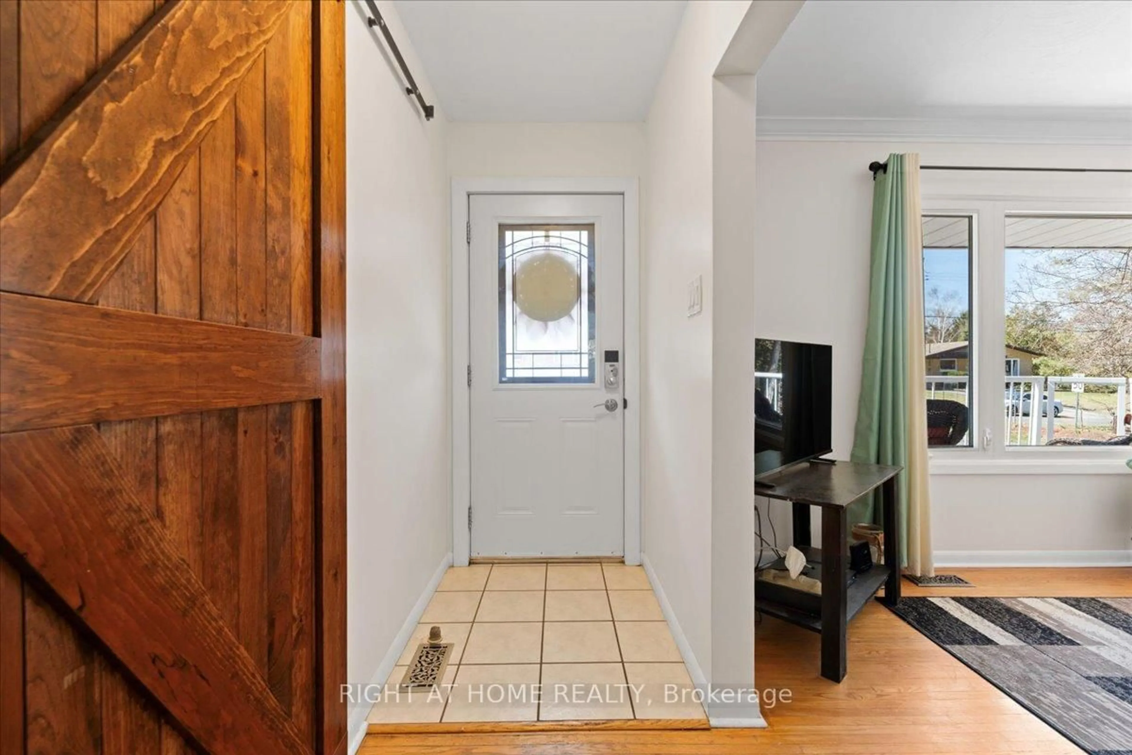 Indoor entryway for 40 Roseland Dr, Quinte West Ontario K0K 1L0