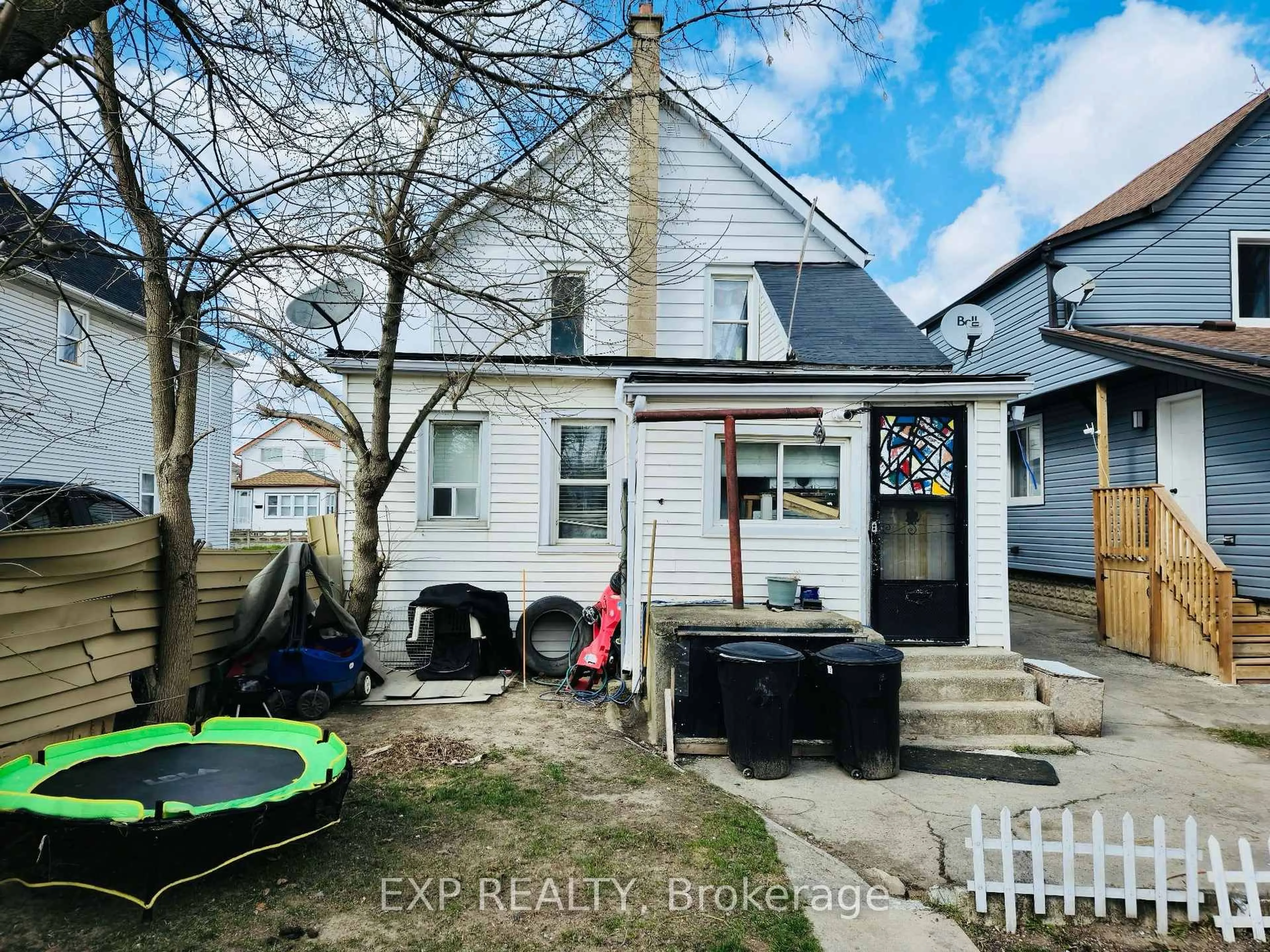 A pic from outside/outdoor area/front of a property/back of a property/a pic from drone, street for 21 Fifth St, Welland Ontario L3B 4Z4