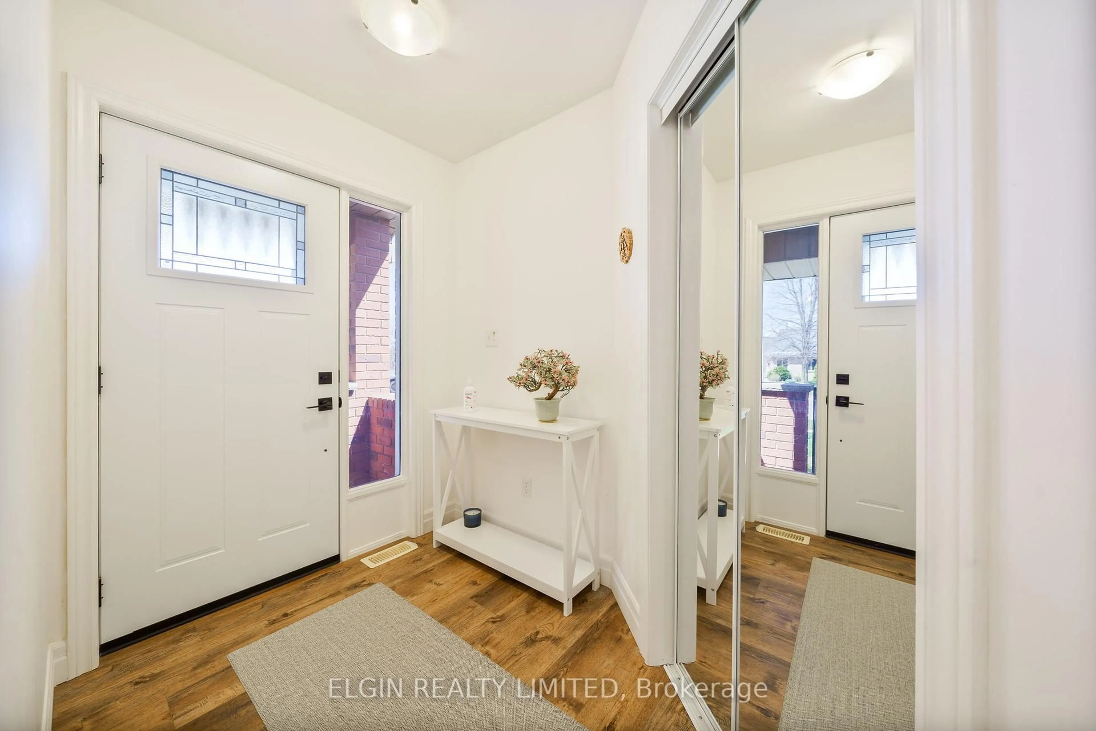 Indoor entryway for 385 Highview Dr, St. Thomas Ontario N5R 5Z5