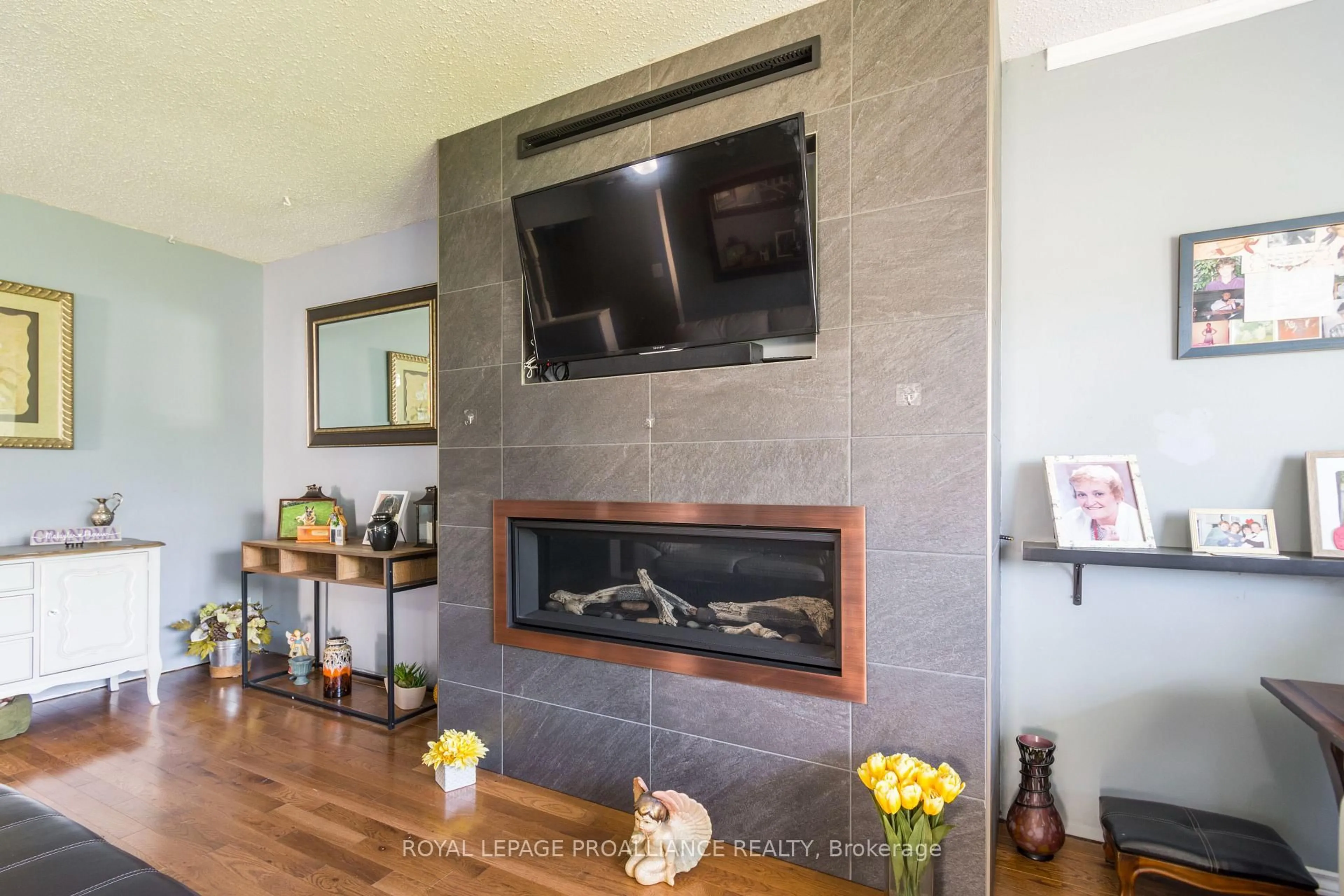 Home theater for 8 Birch St, Quinte West Ontario K8V 6J1