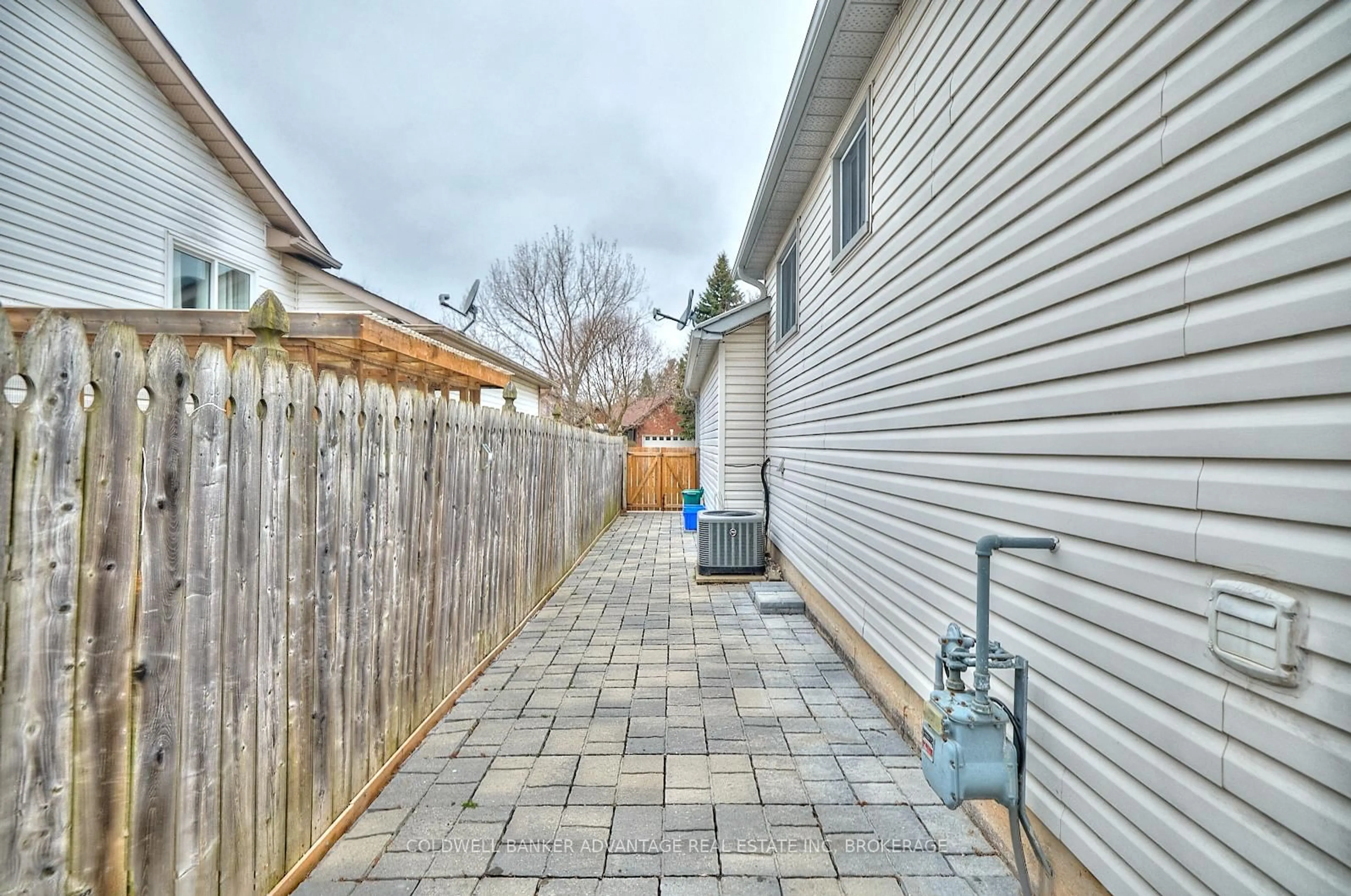 Patio, street for 12 Woodside Sq, Pelham Ontario L0S 1E4