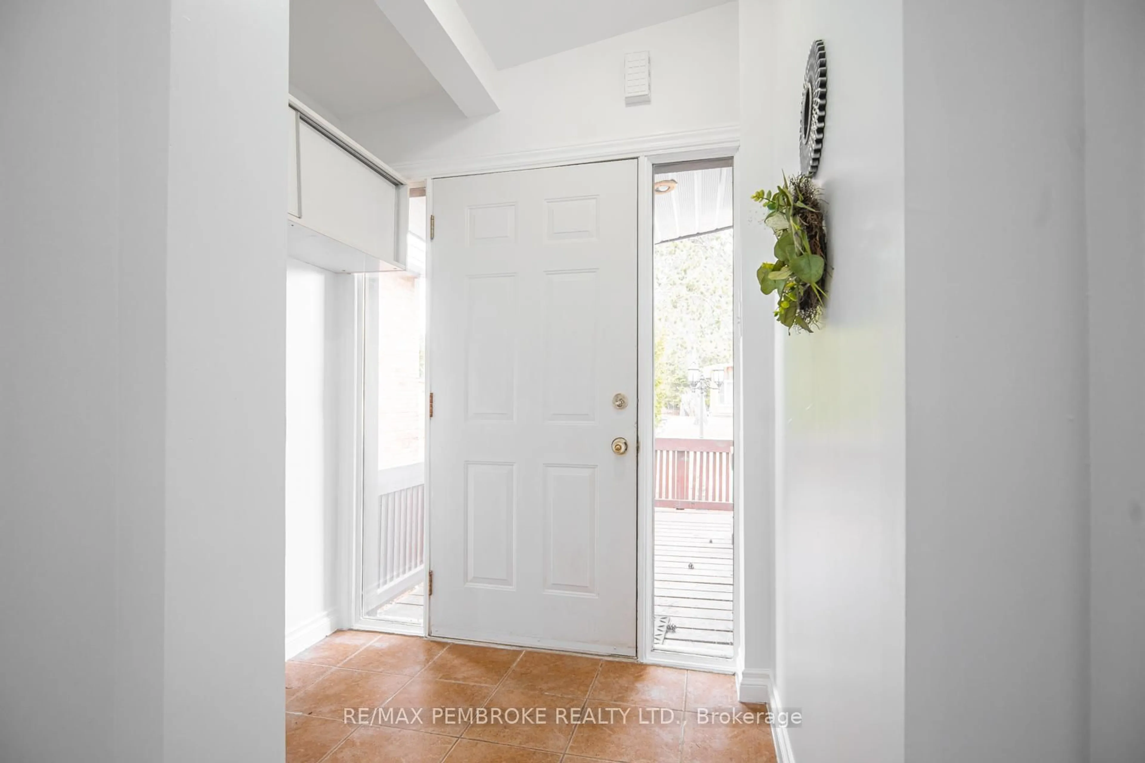 Indoor entryway for 84 Frontenac Cres, Deep River Ontario K0J 1P0
