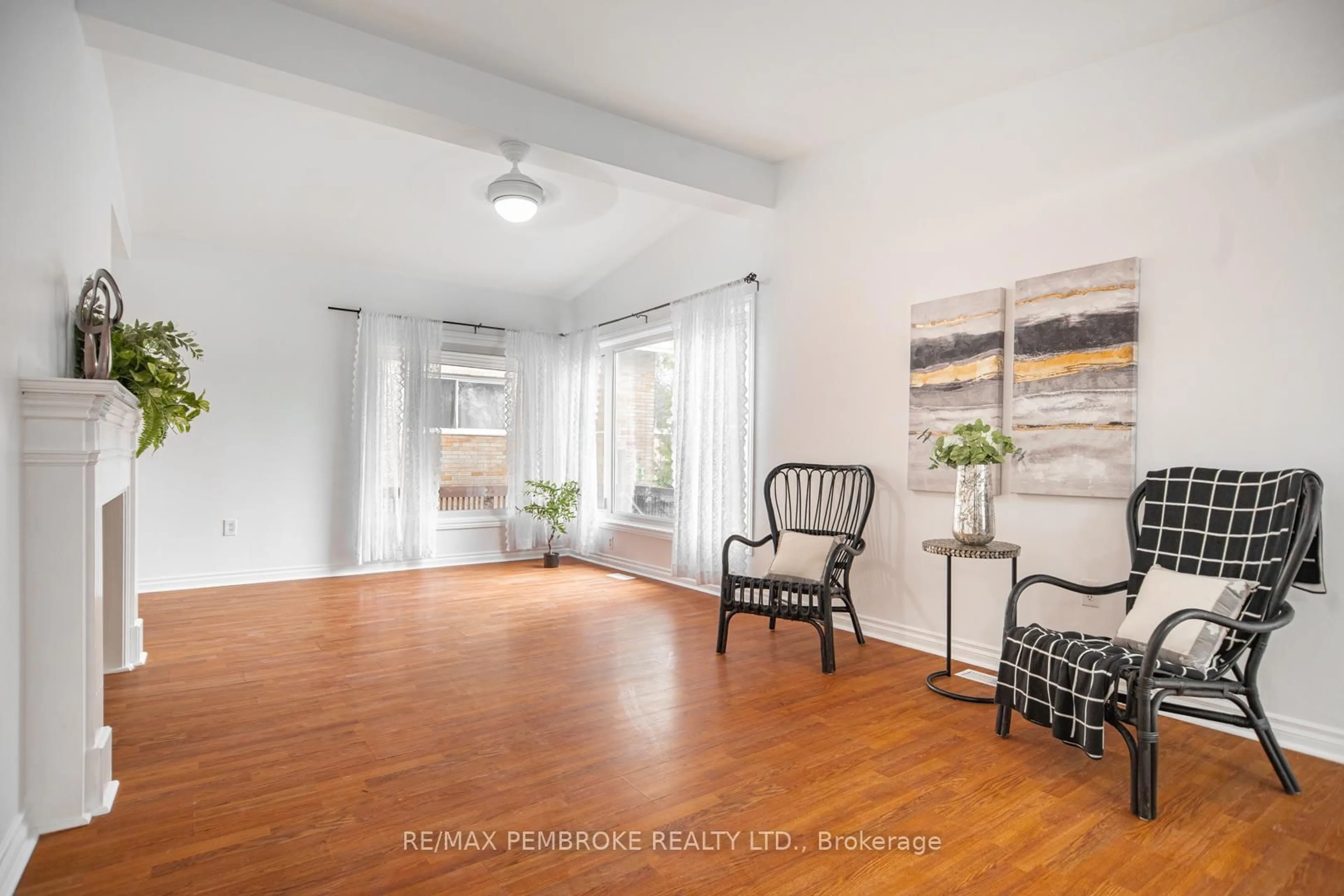 Indoor entryway for 84 Frontenac Cres, Deep River Ontario K0J 1P0
