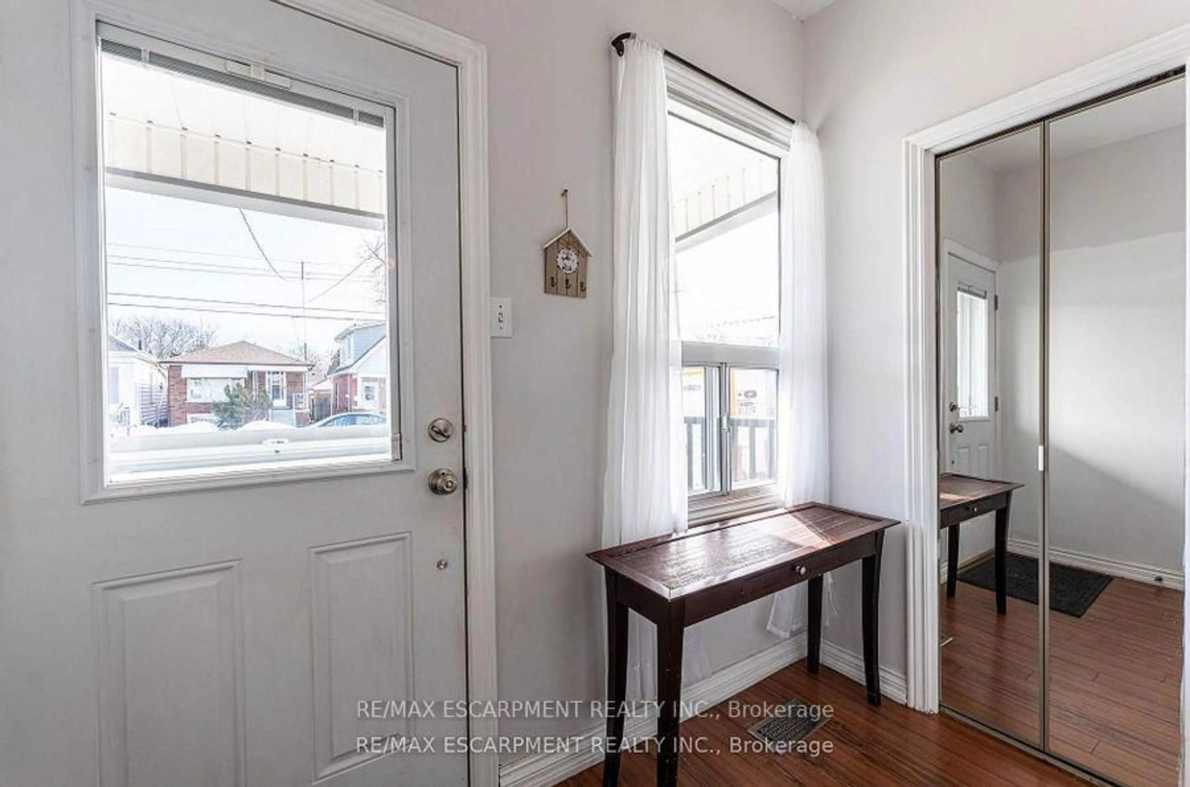 Indoor entryway for 174 East 24th St, Hamilton Ontario L8V 2Y3