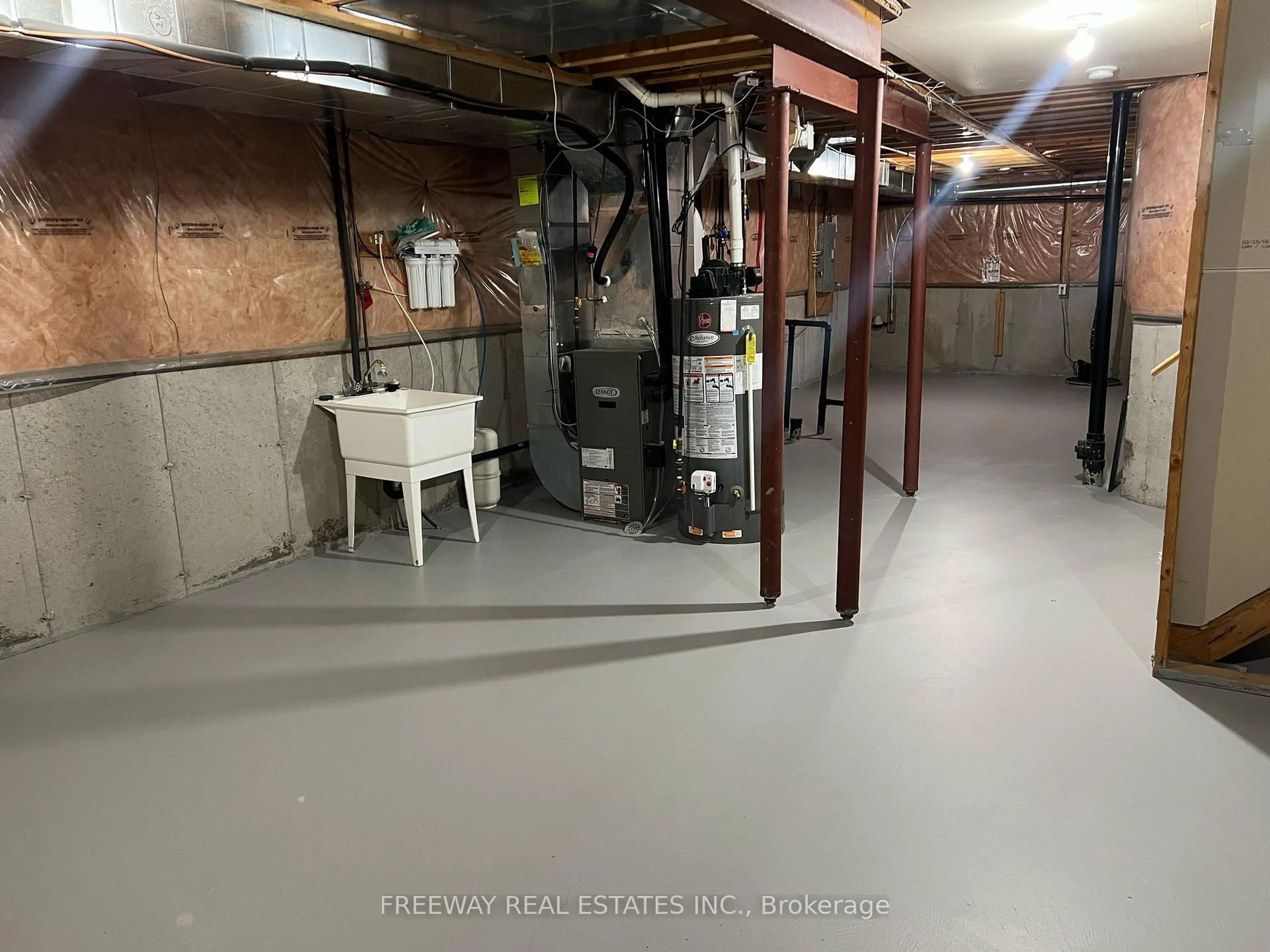 A pic of a room for 16 Swift Cres, Cambridge Ontario N1P 1J9